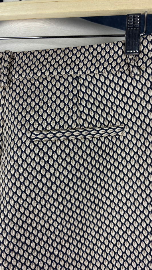 Bermuda à petits motifs en tissu jacquard Coster Copenhagen, taille 34 (small). Vue de la fausse poche passepoilée au dos.