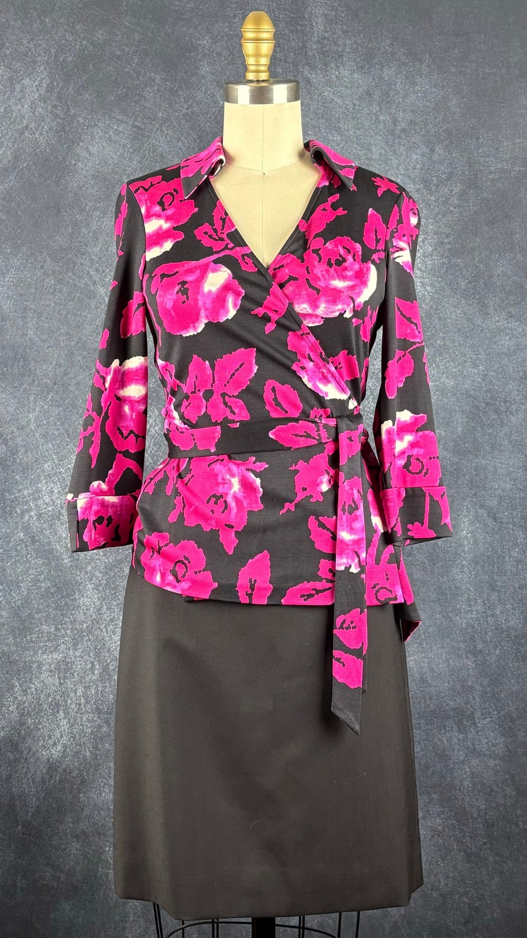 Jupe droite noire en fin lainage J.Crew, taille 4. Vue de l'agencement avec le haut portefeuille en soie Diane von Furstenberg.