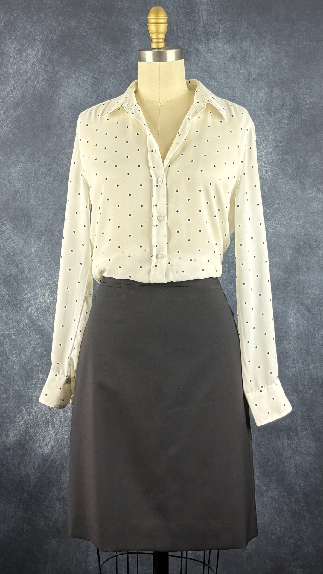 Jupe droite noire en fin lainage J.Crew, taille 4. Vue de l'agencement avec le chemisier crème à pois.