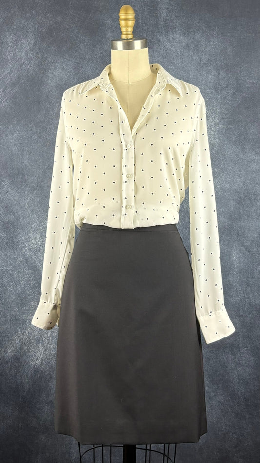 Jupe droite noire en fin lainage J.Crew, taille 4. Vue de l'agencement avec le chemisier crème à pois.