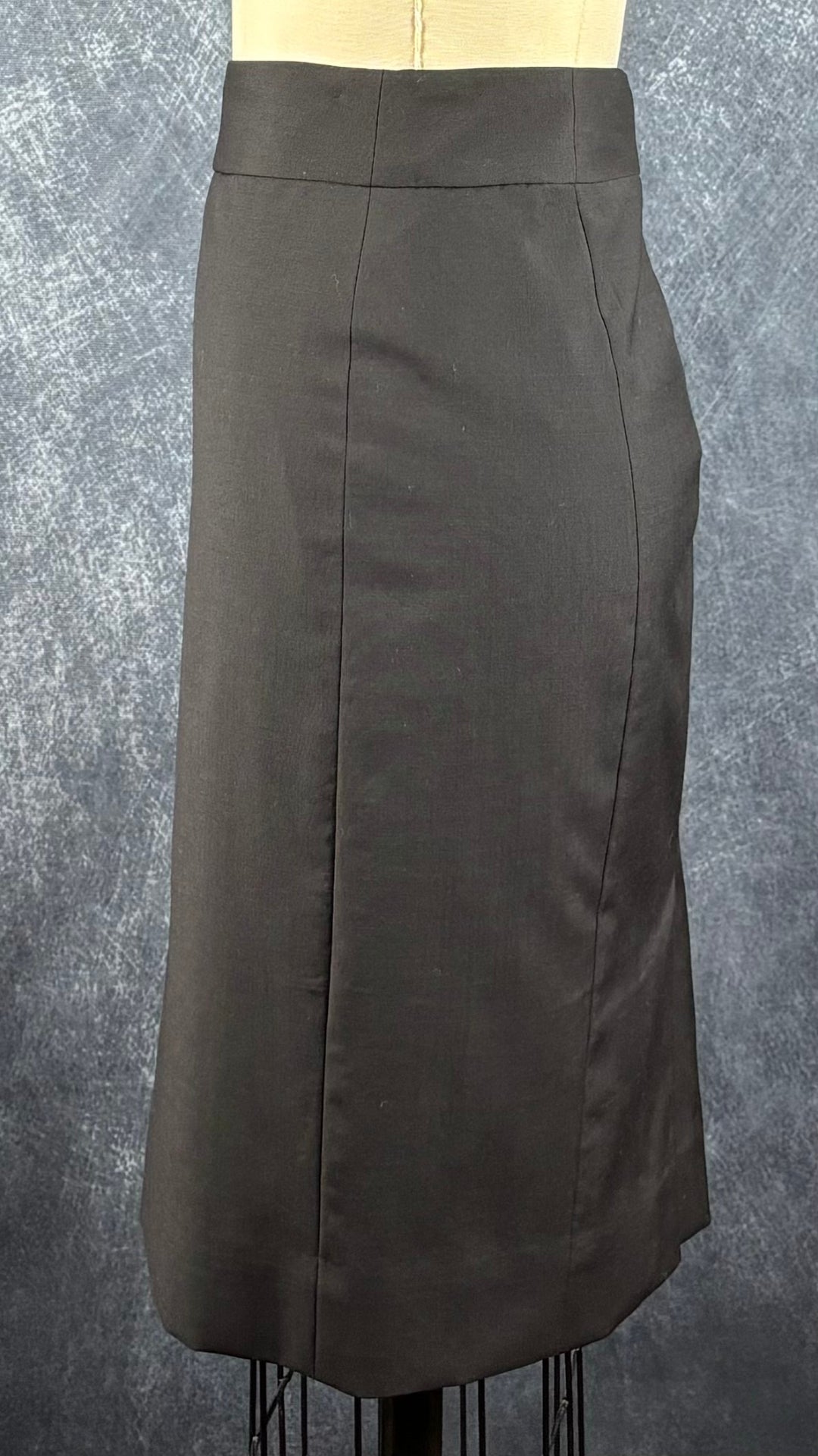 Jupe droite noire en fin lainage J.Crew, taille 4. Vue de côté.