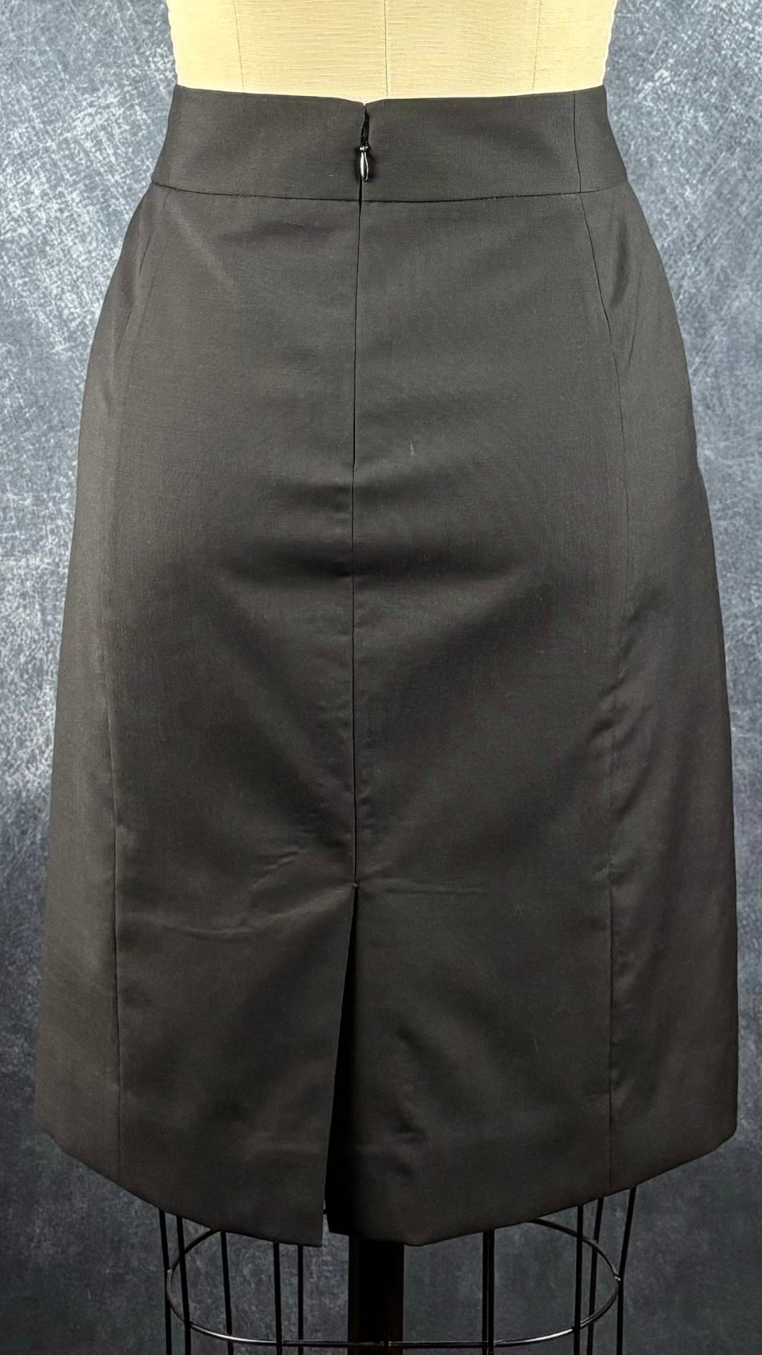 Jupe droite noire en fin lainage J.Crew, taille 4. Vue de dos.