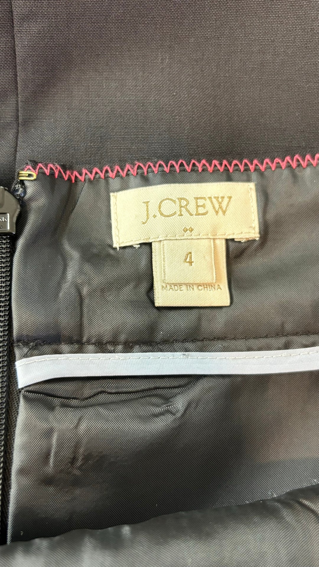 Jupe droite noire en fin lainage J.Crew, taille 4. Vue de l'étiquette.