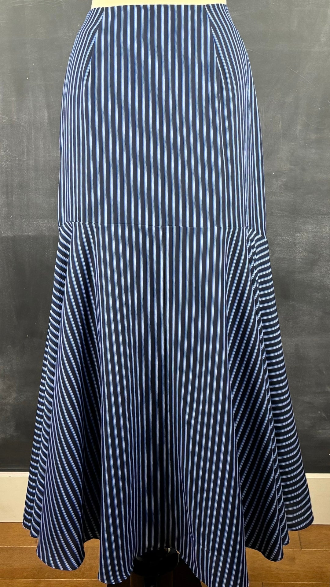 Jupe longue à rayures et volant Banana Republic, taille 12. Vue de dos.