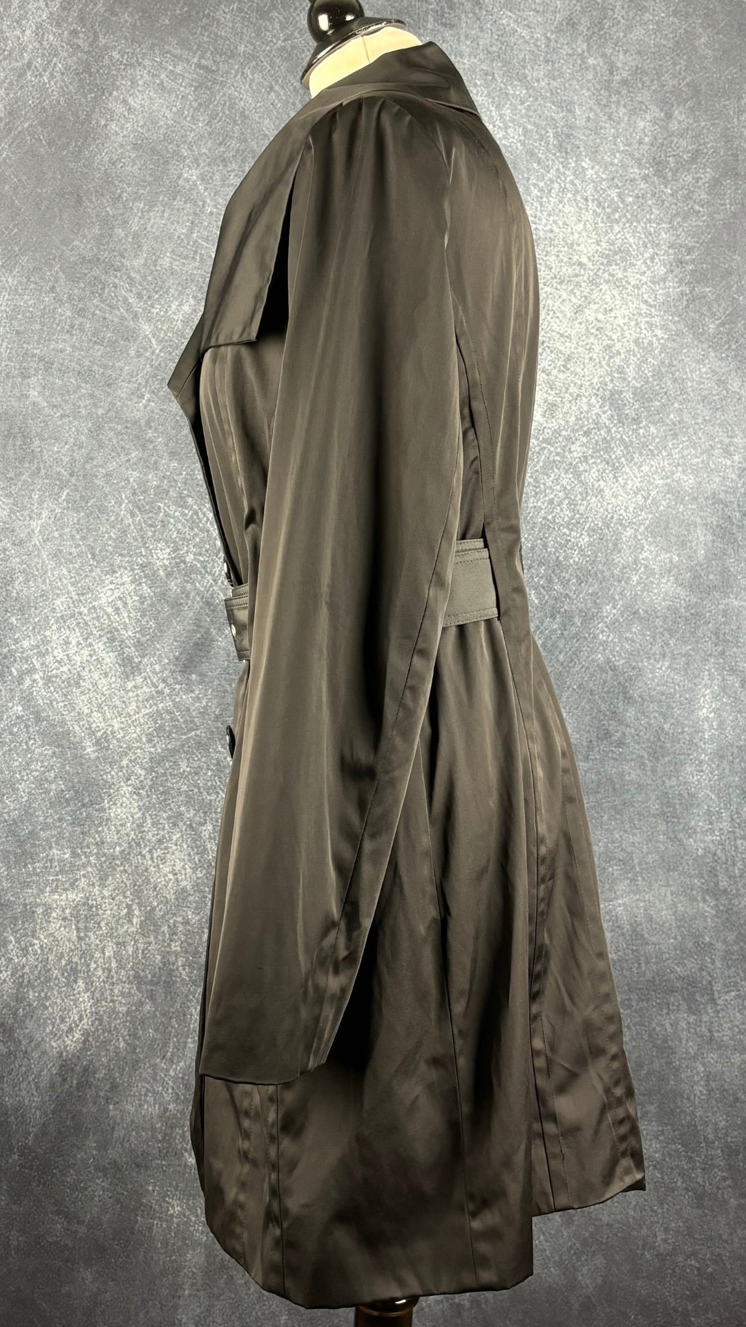 Manteau noir style trench Anne Klein, taille large. Vue de côté.