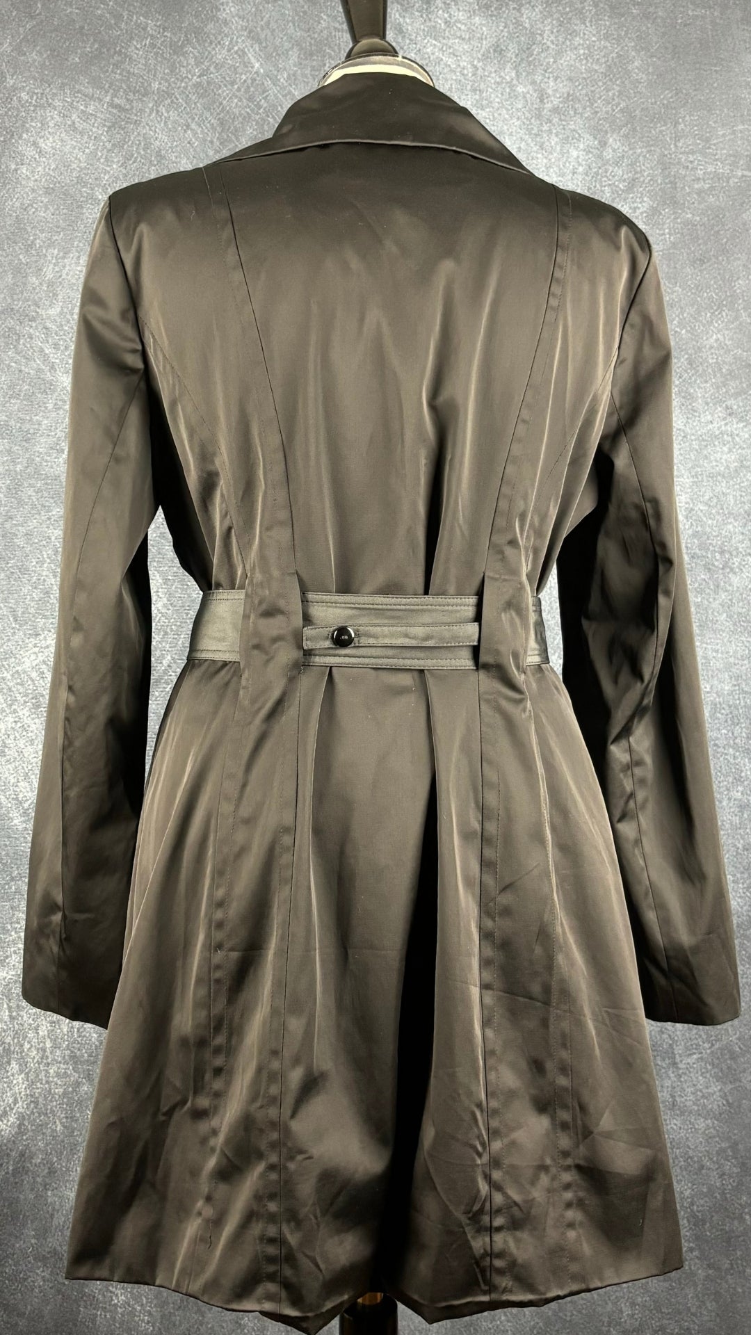Manteau noir style trench Anne Klein, taille large. Vue de dos.