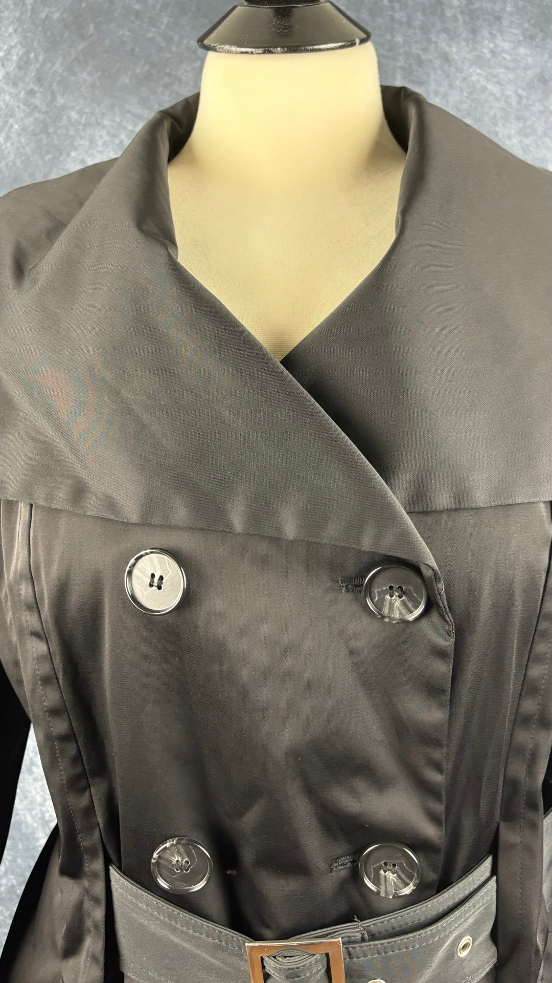 Manteau noir style trench Anne Klein, taille large. Vue de l'encolure.