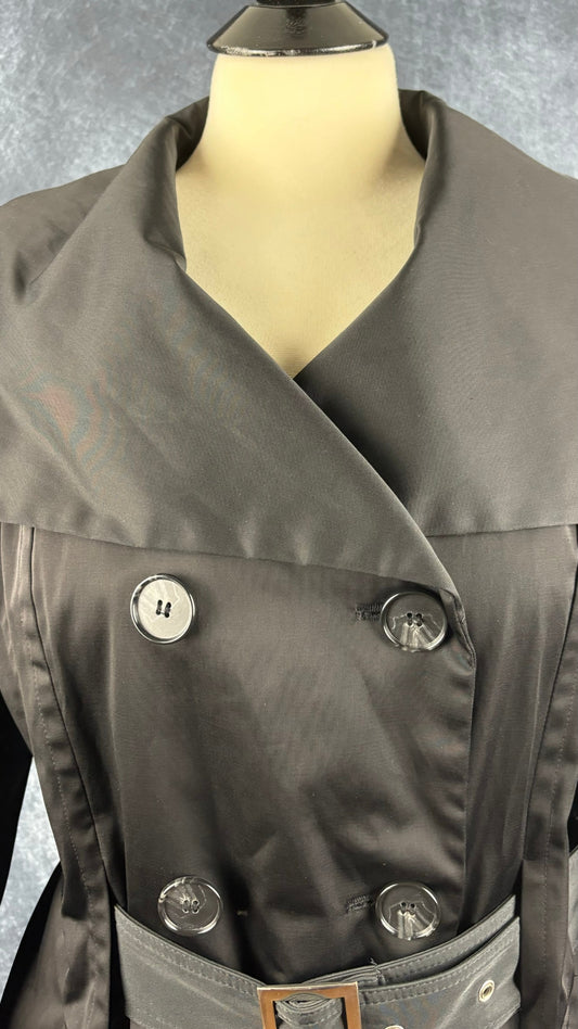 Manteau noir style trench Anne Klein, taille large. Vue de l'encolure.