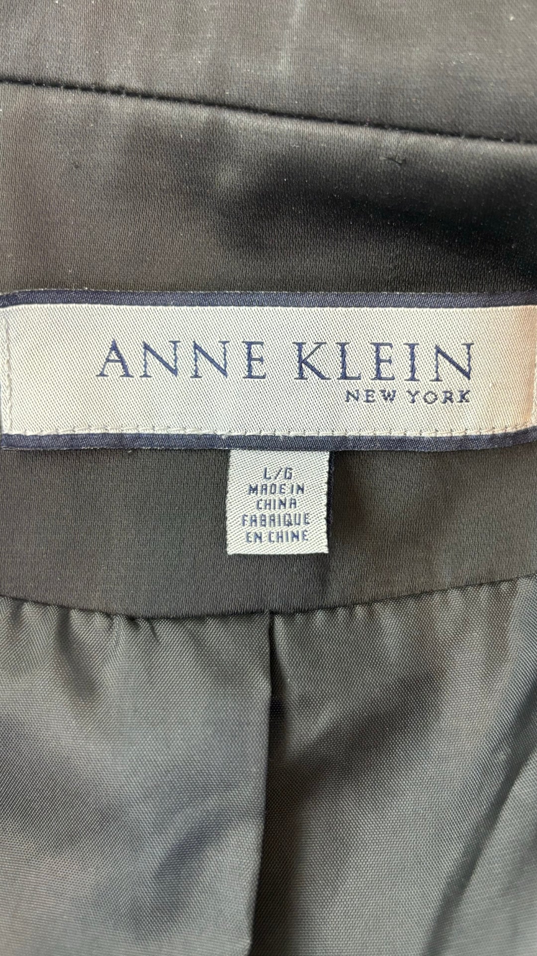 Manteau noir style trench Anne Klein, taille large. Vue de l'étiquette.