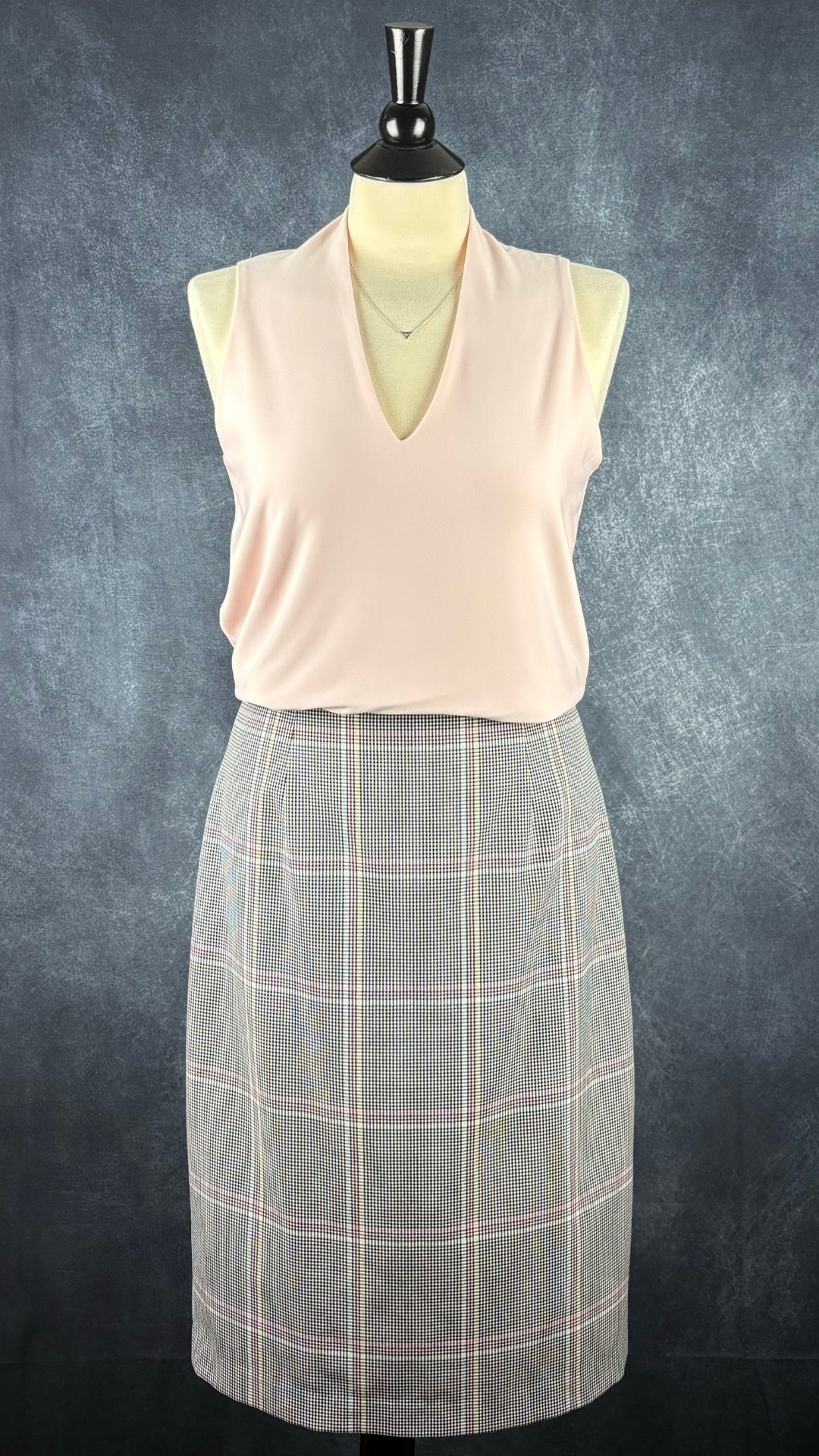 Jupe crayon à carreaux longueur sous le genou Tristan, taille 6. Vue de l'agencement avec la camisole rose à encolure en V.