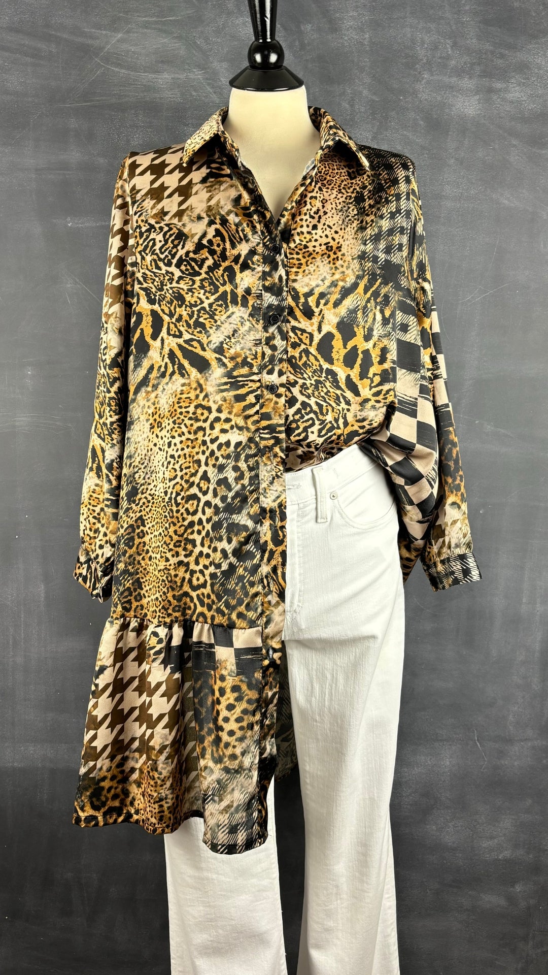 Chemisier tunique léopard Uchuu Studio, taille estimée m/l. Vue de l'agencement avec un pantalon blanc.