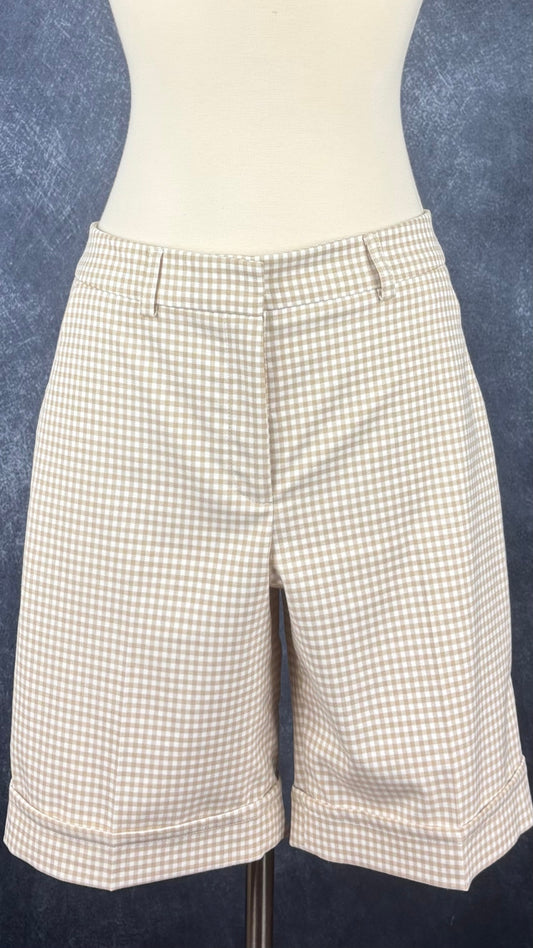 Bermuda à carreaux vichy beige et crème Tristan, taille 4. Vue de face, sur mannequin.
