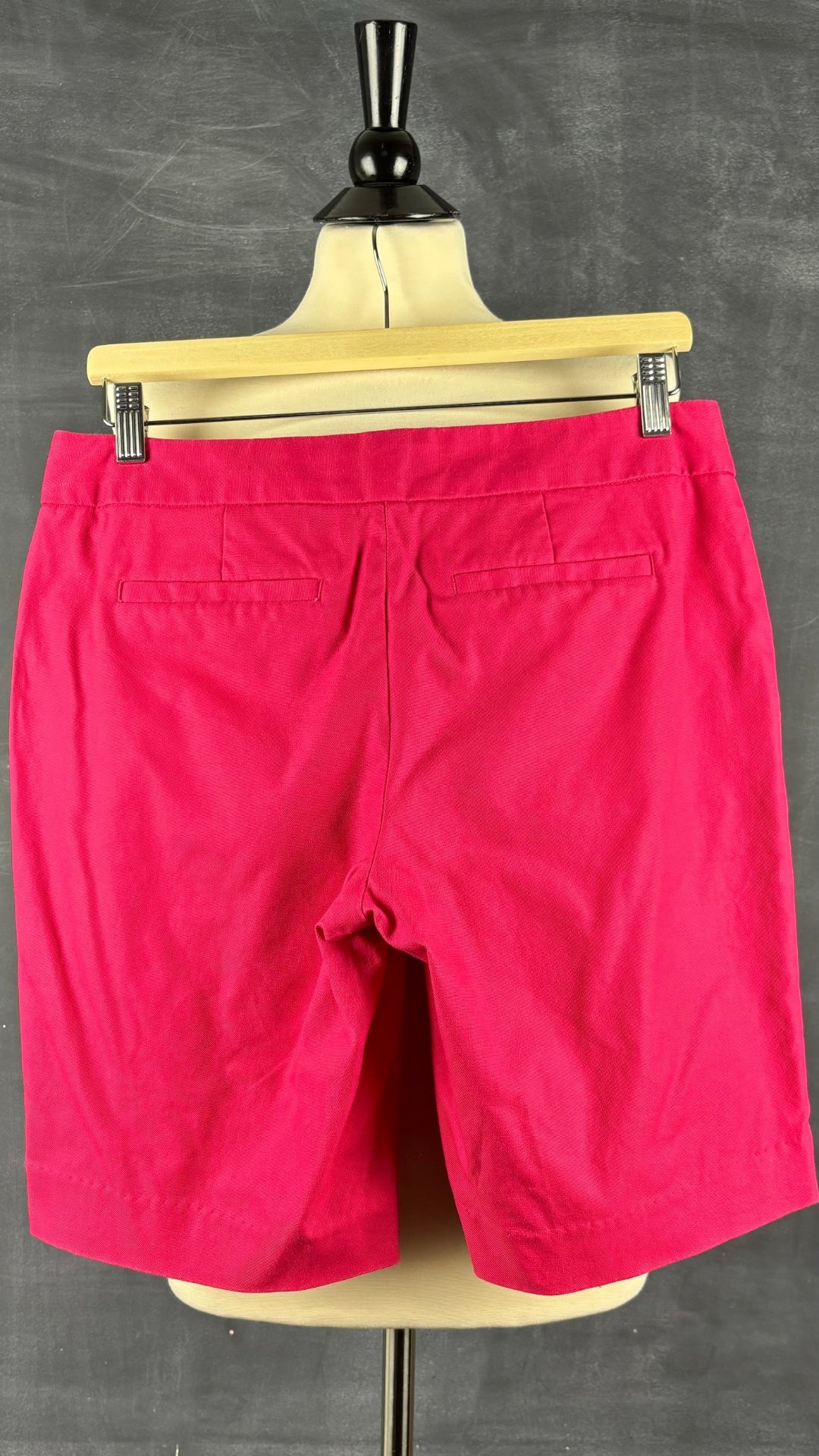 Bermuda rose extensible Banana Republic, taille 6. Vue de dos.