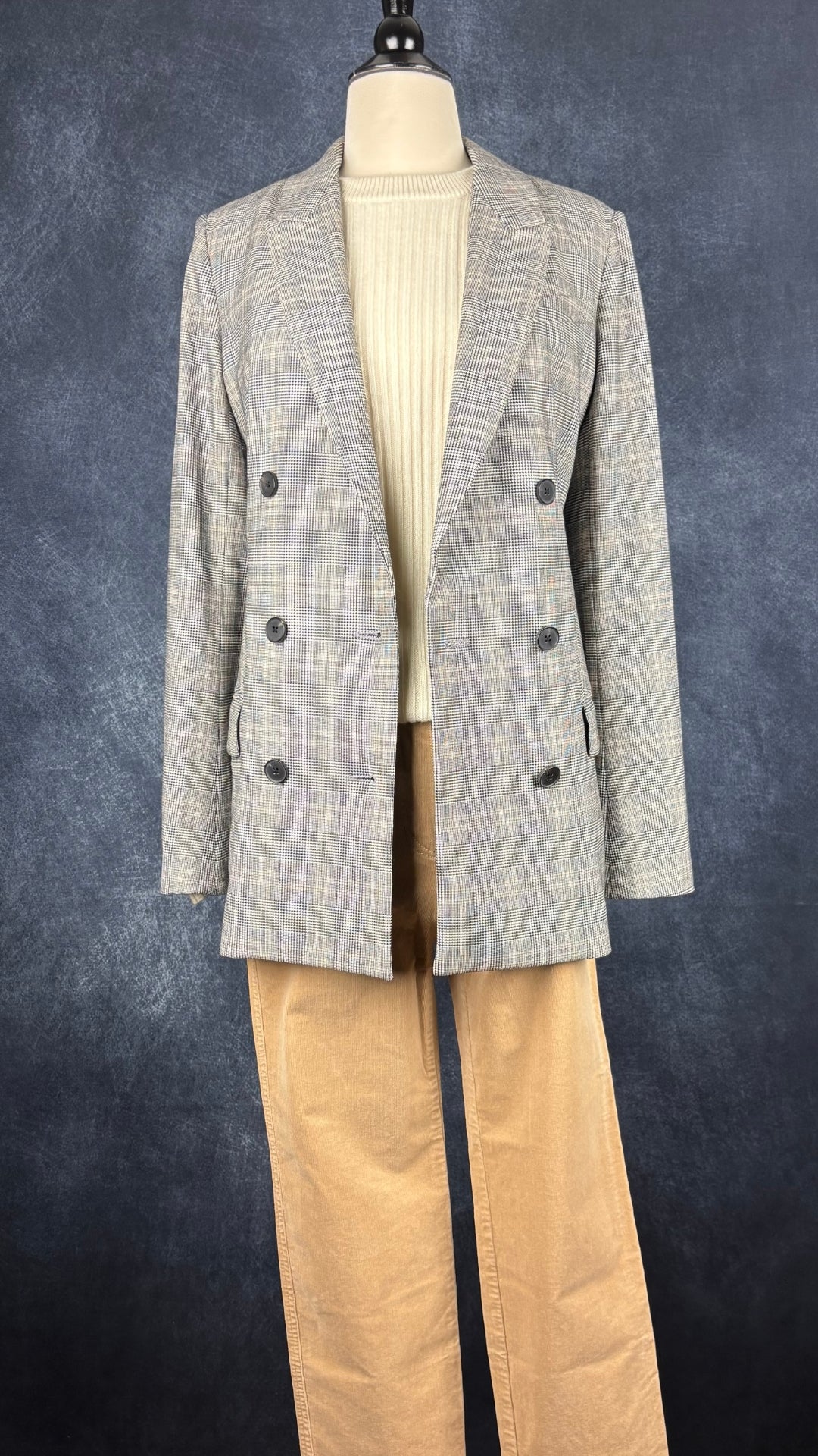 Blazer à carreaux prince de Galles ample à double boutonnage Babaton, taille 6. Vue de l'agencement avec le pantalon beige en velours côtelé Olsen et le tricot en cachemire crème Club Monaco.