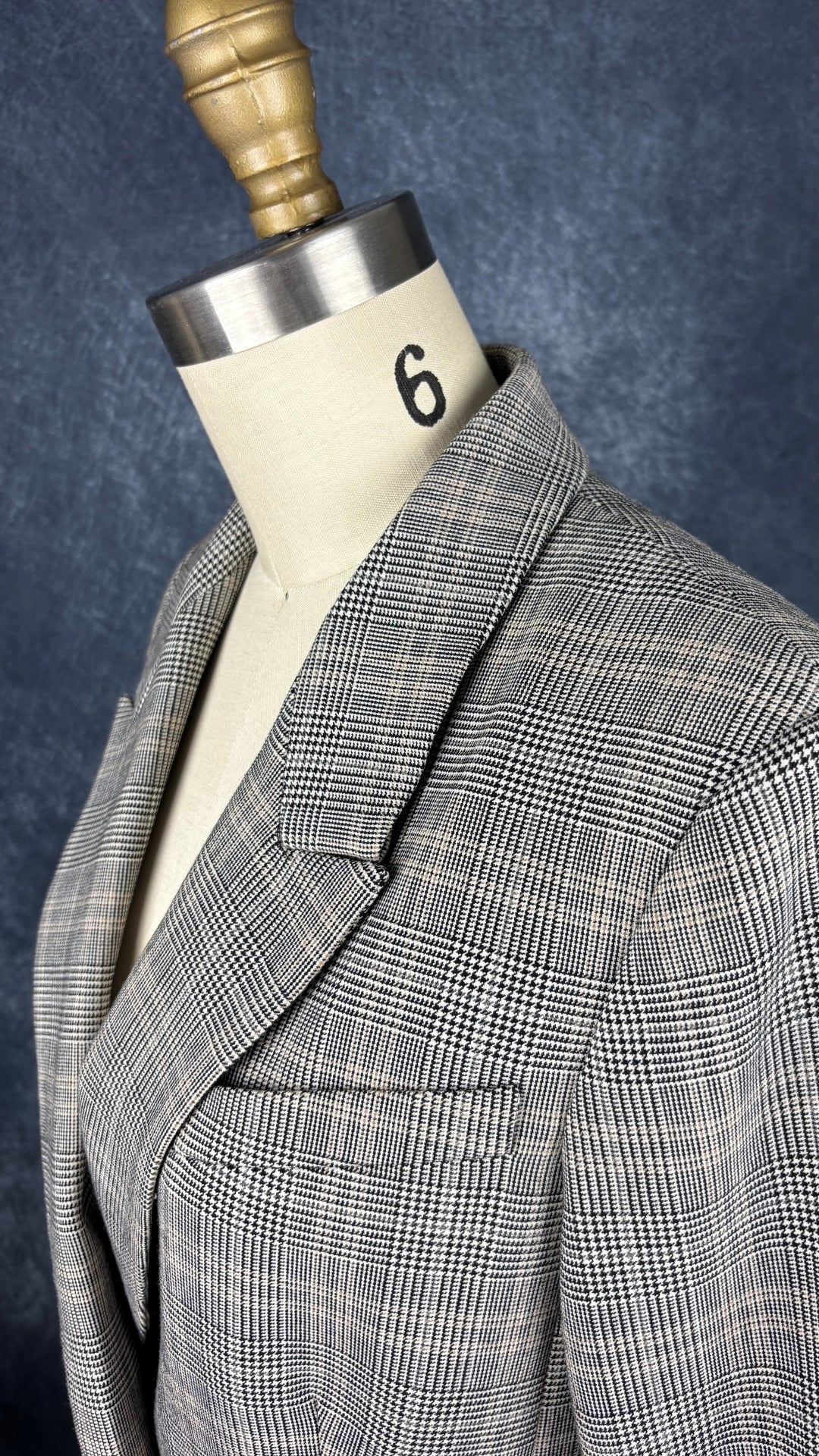 Blazer à carreaux prince de Galles ample à double boutonnage Babaton, taille 6. Vue de l'encolure.