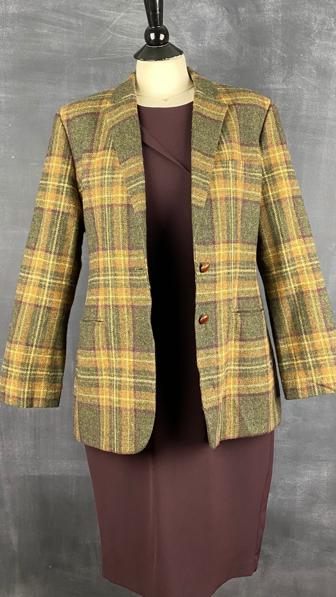 Blazer à carreaux en laine Lauren Ralph Lauren, taille 14 petite. Vue de l'agencement avec la robe Sandra Angelozzi.
