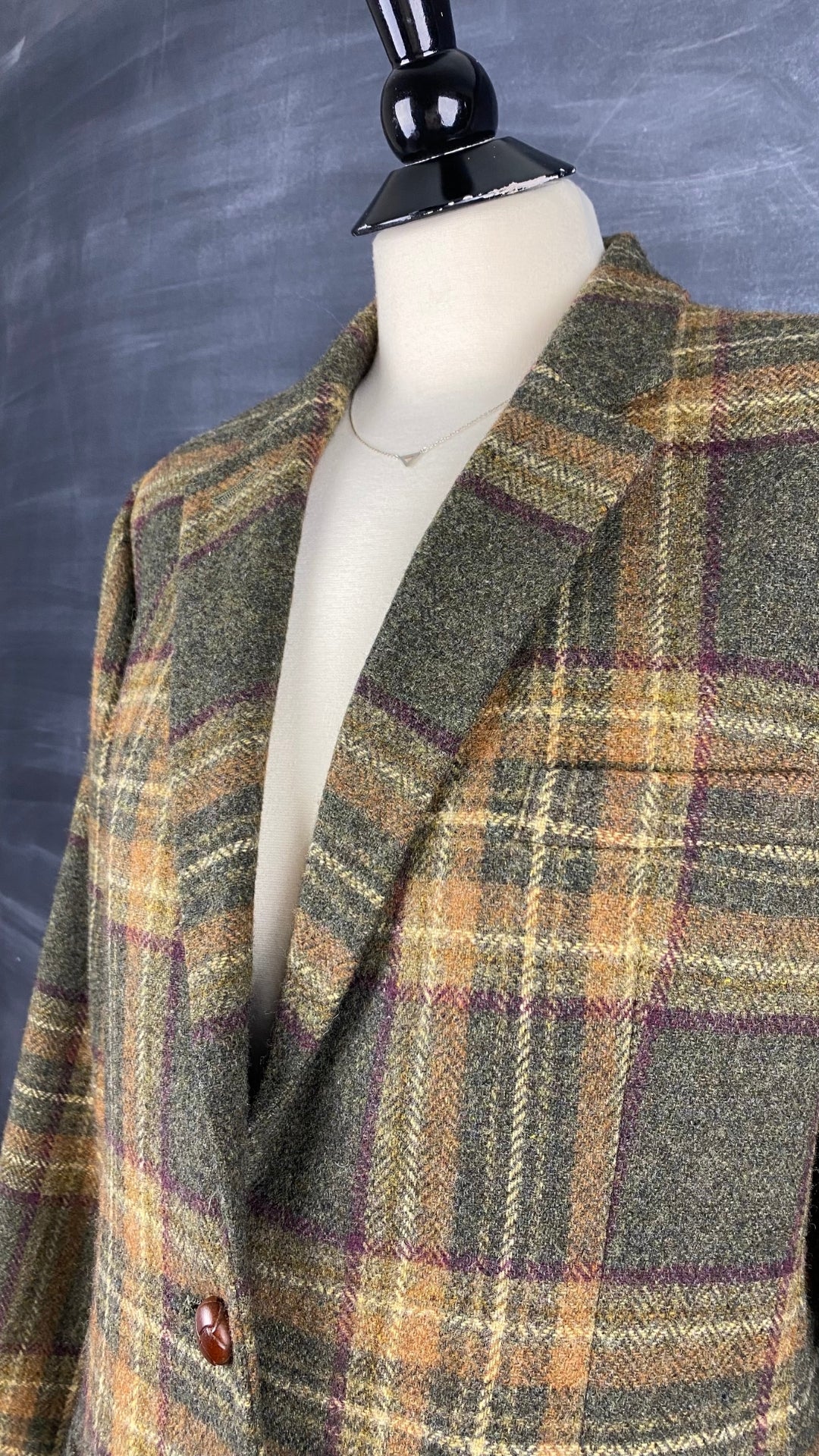 Blazer à carreaux en laine Lauren Ralph Lauren, taille 14 petite. Vue de l'encolure.