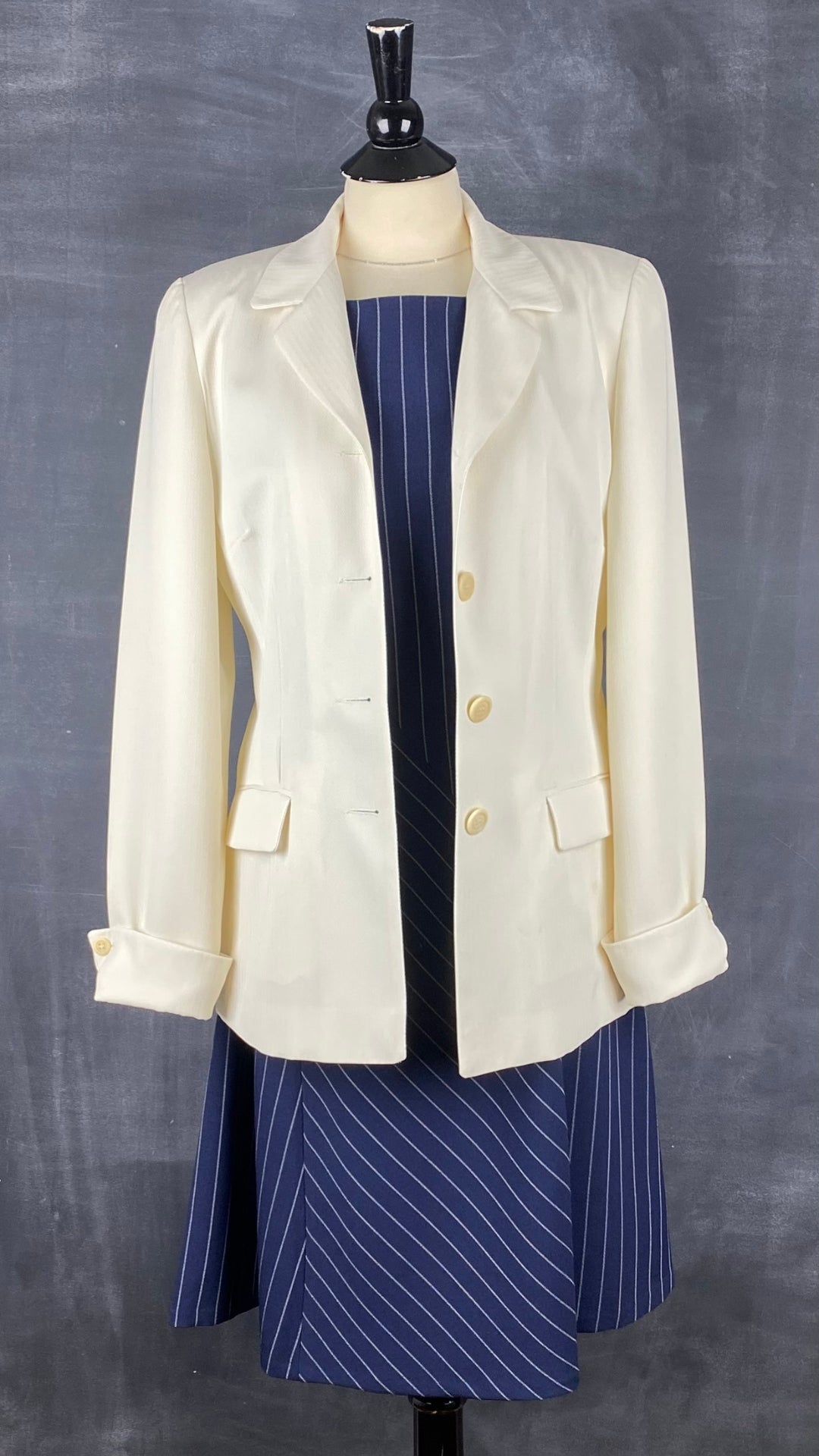 Blazer estival crème Tristan & Iseut, taille 9 (medium). Vue d'un agencement avec robe à rayures marine et blanche.