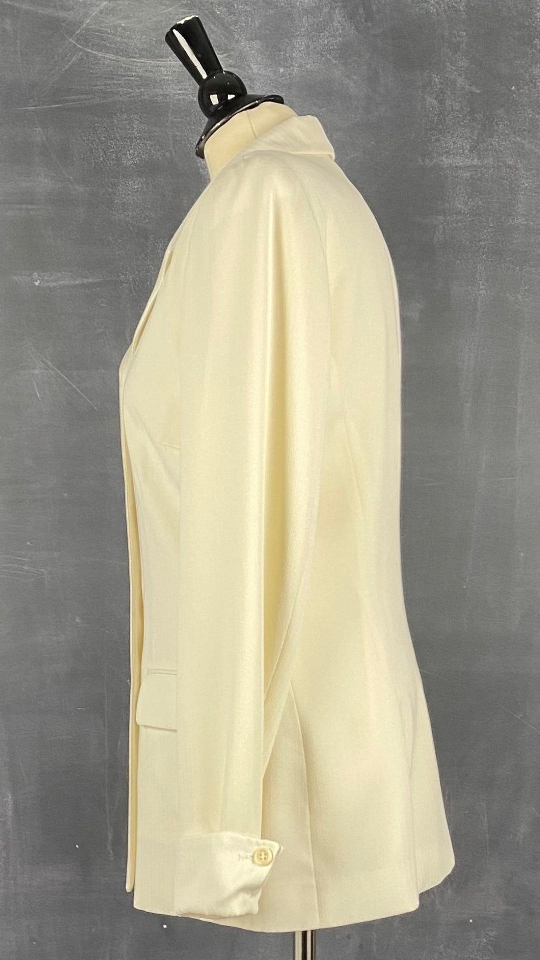 Blazer estival crème Tristan & Iseut, taille 9 (medium). Vue de côté.