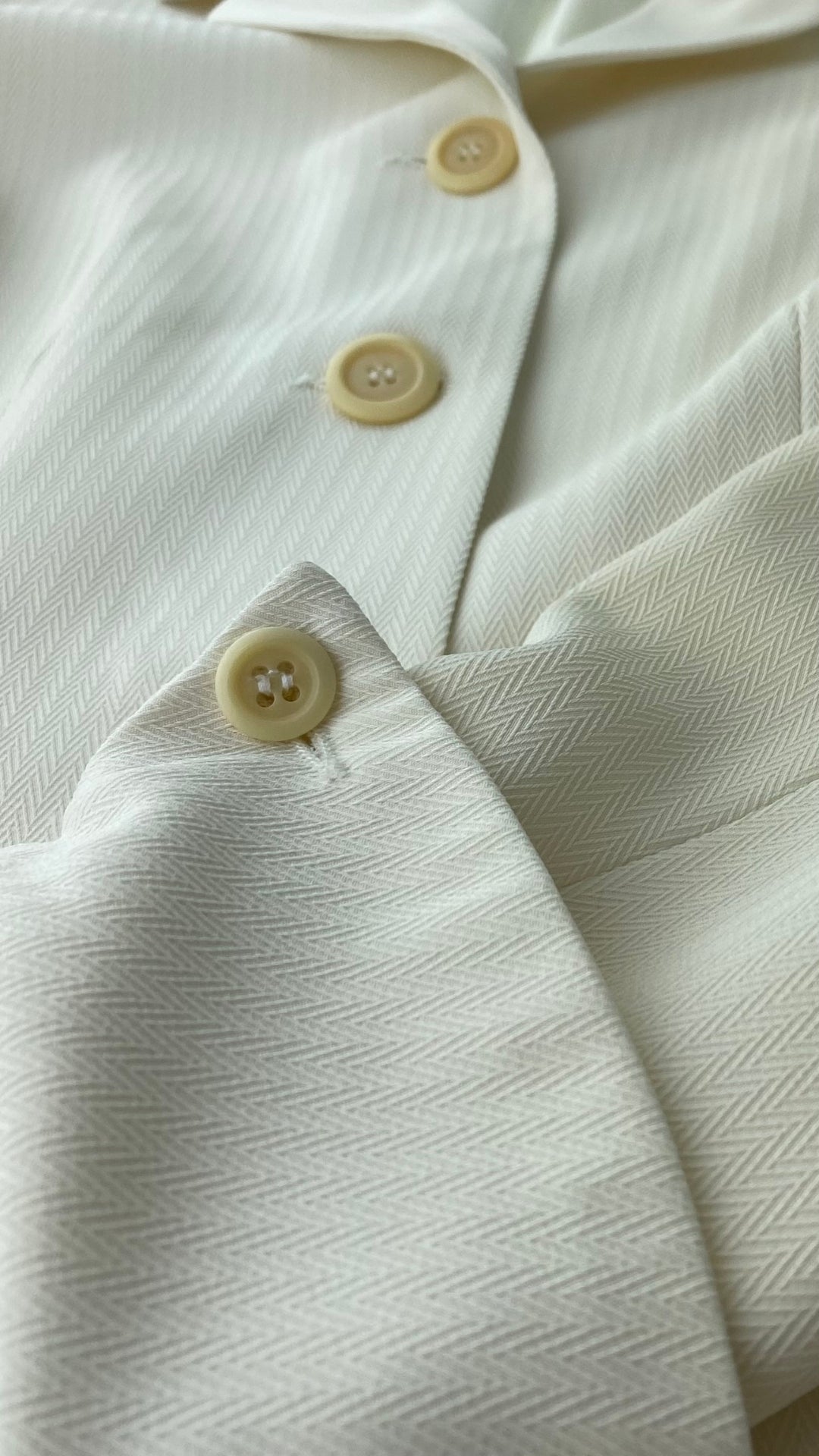 Blazer estival crème Tristan & Iseut, taille 9 (medium). Vue de la manche et du tissu.