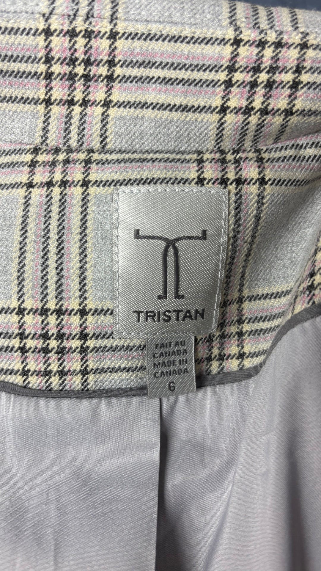 Blazer à grands carreaux bleu-gris long Tristan, taille 6. Vue de l'étiquette.