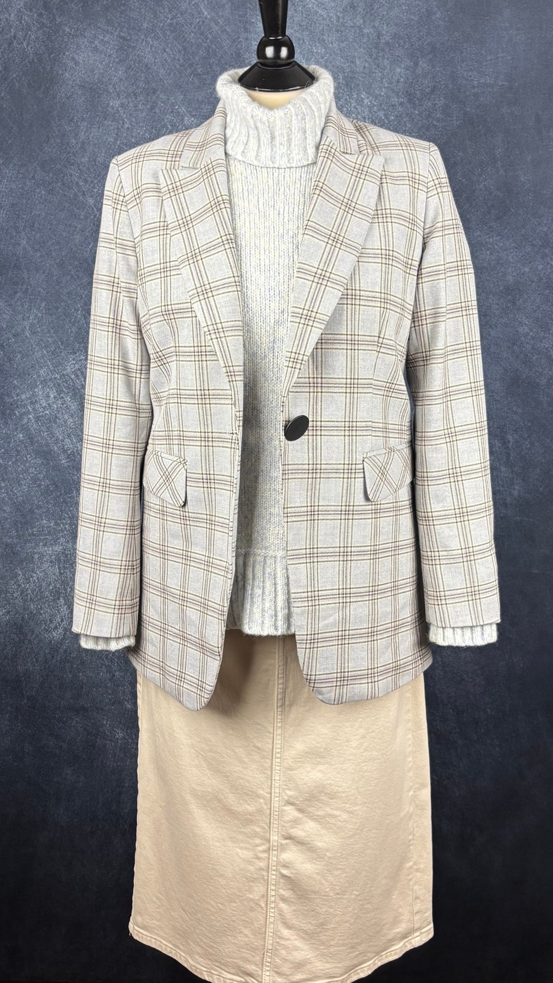 Blazer à grands carreaux bleu-gris long Tristan, taille 6. Vue de l'agencement avec la jupe écru Banana Republic et le chandail en tricot à col roulé Everlane.