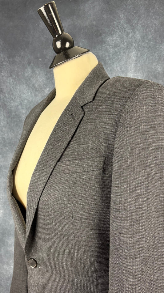 Blazer en laine gris foncé légèrement bleuté, Sandro taille estimée à small. Vue de l'encolure.