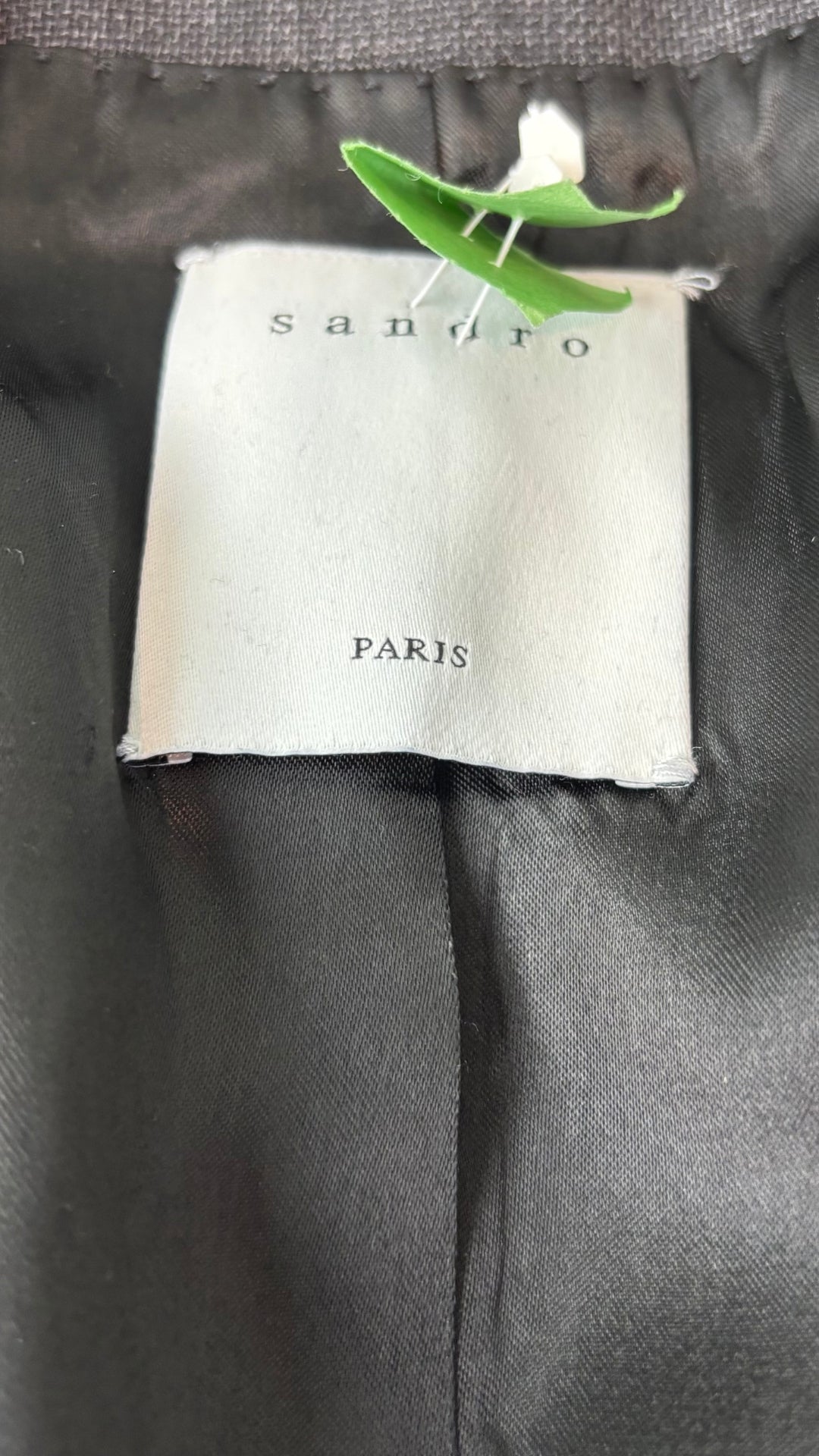 Blazer en laine gris foncé légèrement bleuté, Sandro taille estimée à small. Vue de l'étiquette.