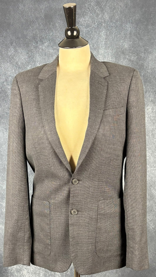 Blazer en laine gris foncé légèrement bleuté, Sandro taille estimée à small. Vue de face.