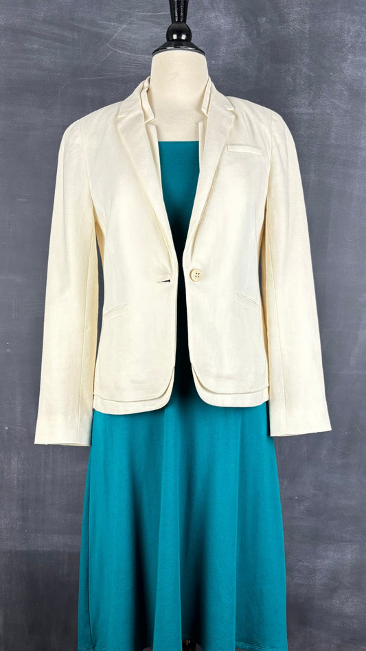 Blazer léger blanc crème JBrand, taille 4 (xs). Vue de l'agencement avec la robe turquoise Cherry Bobbin.