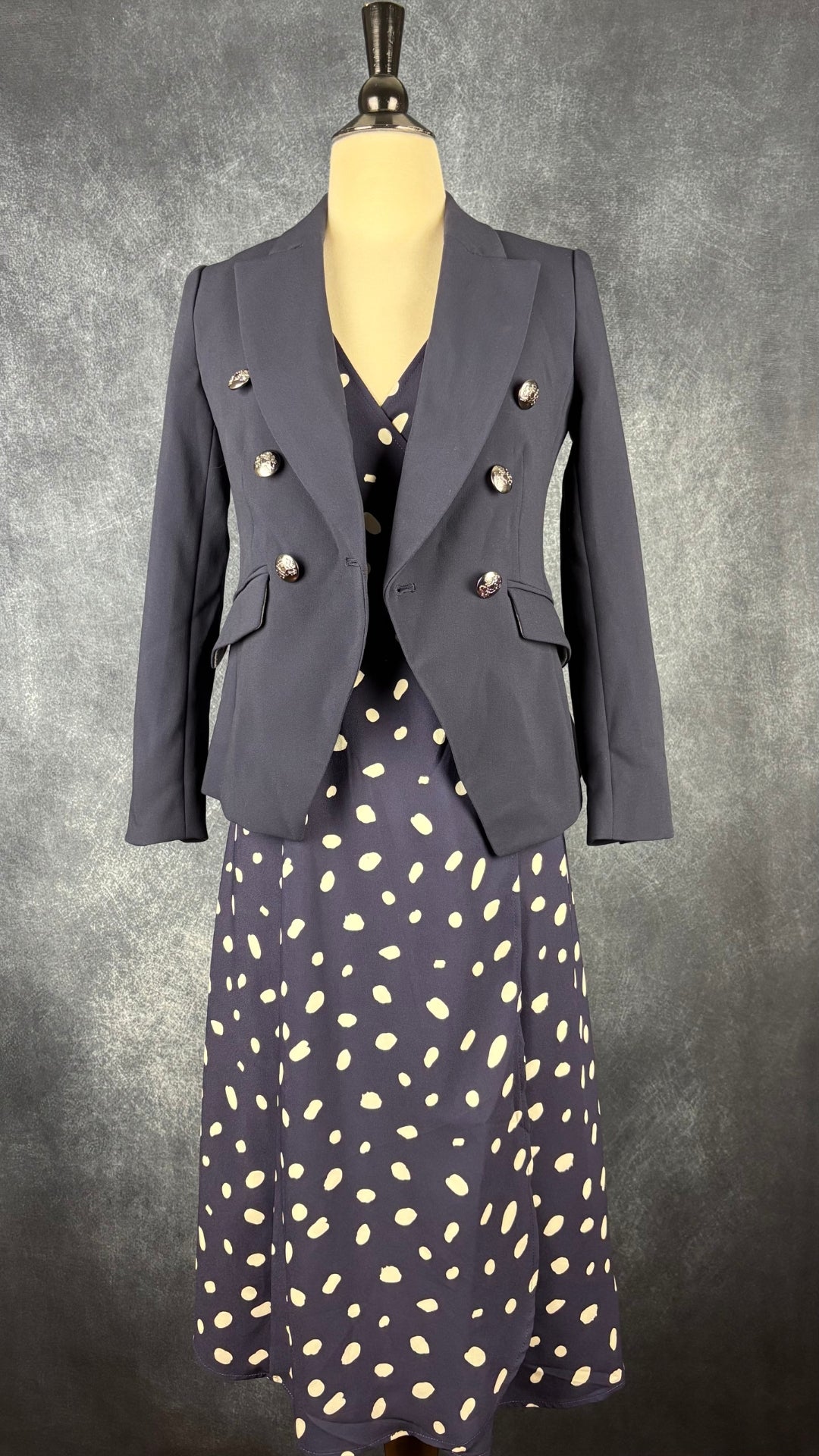 Blazer marine lavable Banana Republic, taille 00 petite. Vue de l'agencement avec la robe portefeuille à pois.