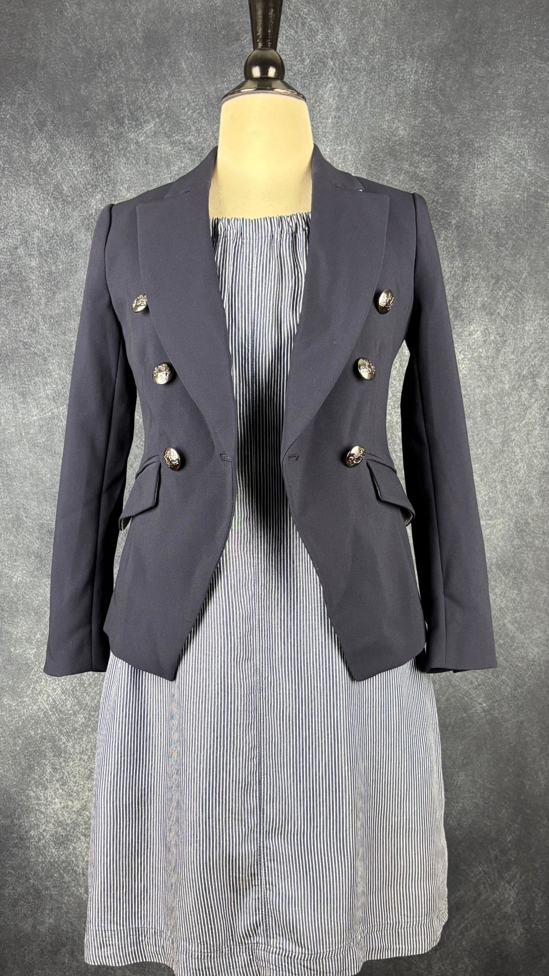 Blazer marine lavable Banana Republic, taille 00 petite. Vue de l'agencement avec la robe bain de soleil à rayures.