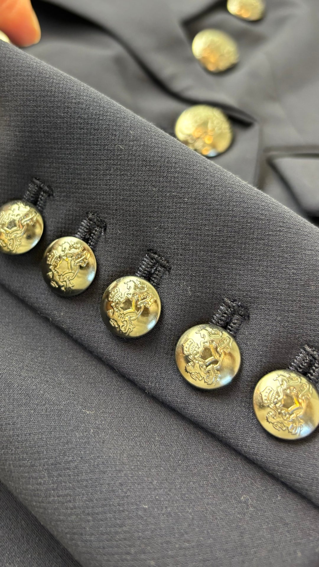 Blazer marine lavable Banana Republic, taille 00 petite. Vue de près des boutons de la manche.