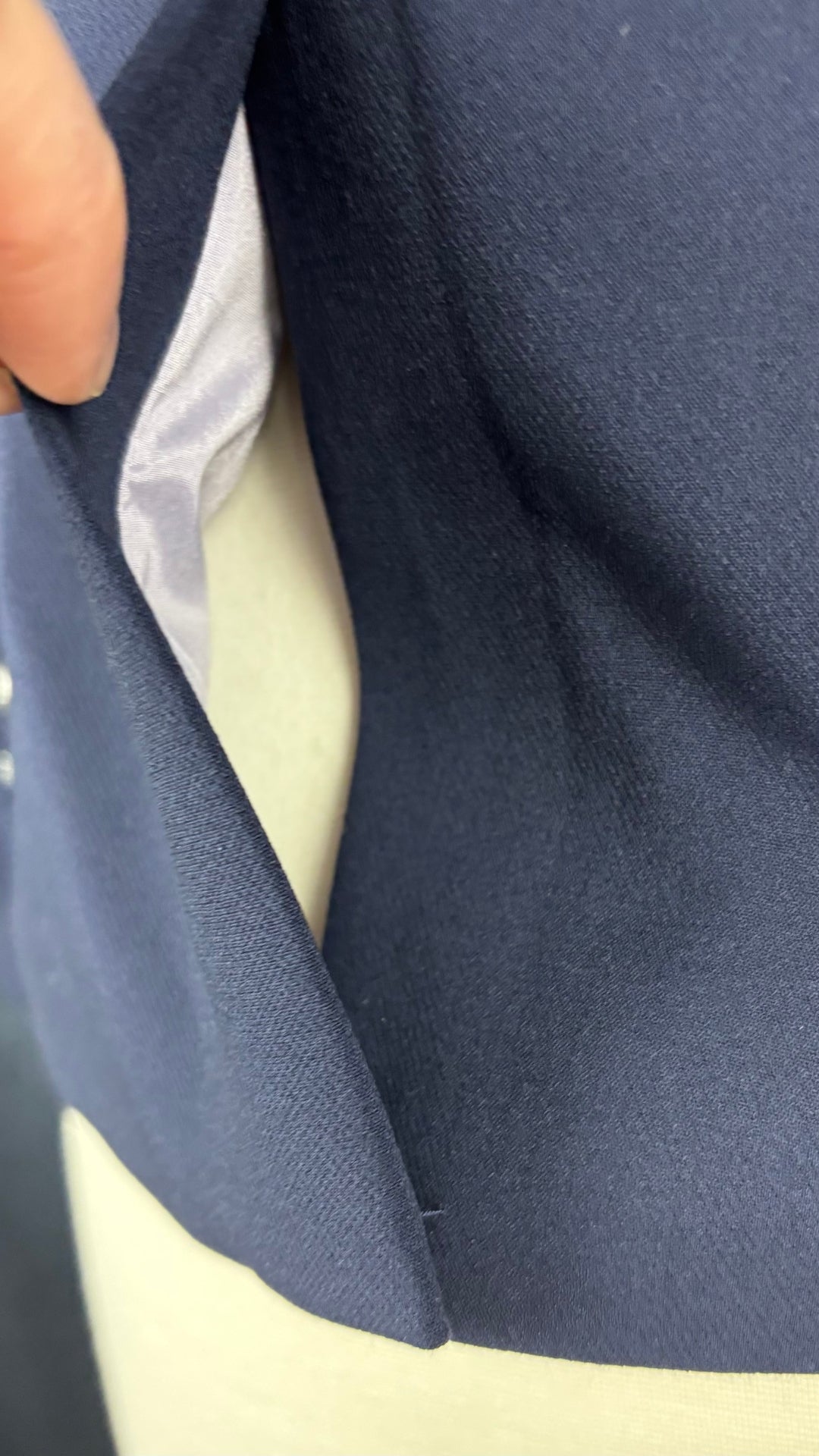 Blazer marine lavable Banana Republic, taille 00 petite. Vue de la fente d'aisance au dos (non décousue).