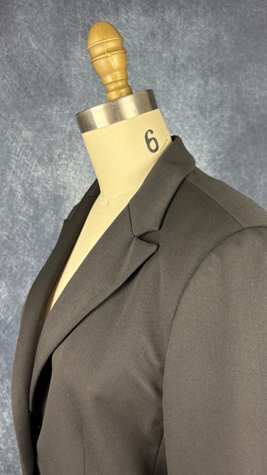 Blazer noir ajusté lavable Tristan, taille 6. Vue de l'encolure.