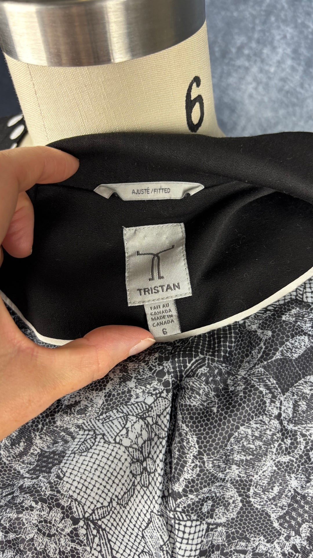 Blazer noir ajusté lavable Tristan, taille 6. Vue de l'étiquette.