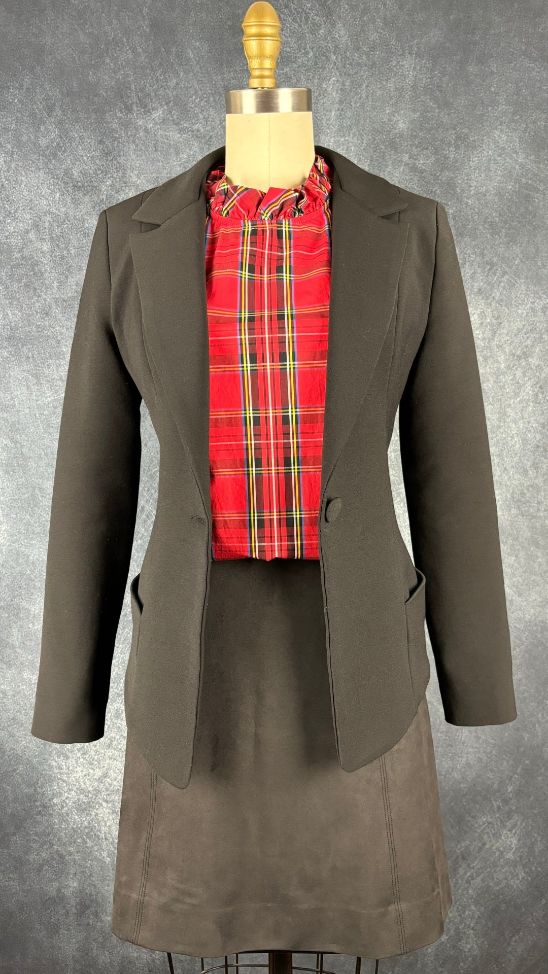 Blazer noir cintré dos plissé magnifique Eve Gravel, taille xs. Vue de l'agencement avec la blouse tartan J.Crew et la jupe suédée Babaton.