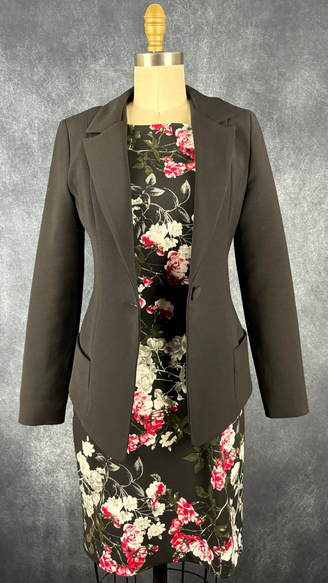 Blazer noir cintré dos plissé magnifique Eve Gravel, taille xs. Vue de l'agencement avec la robe fleurie parfaite Banana Republic.