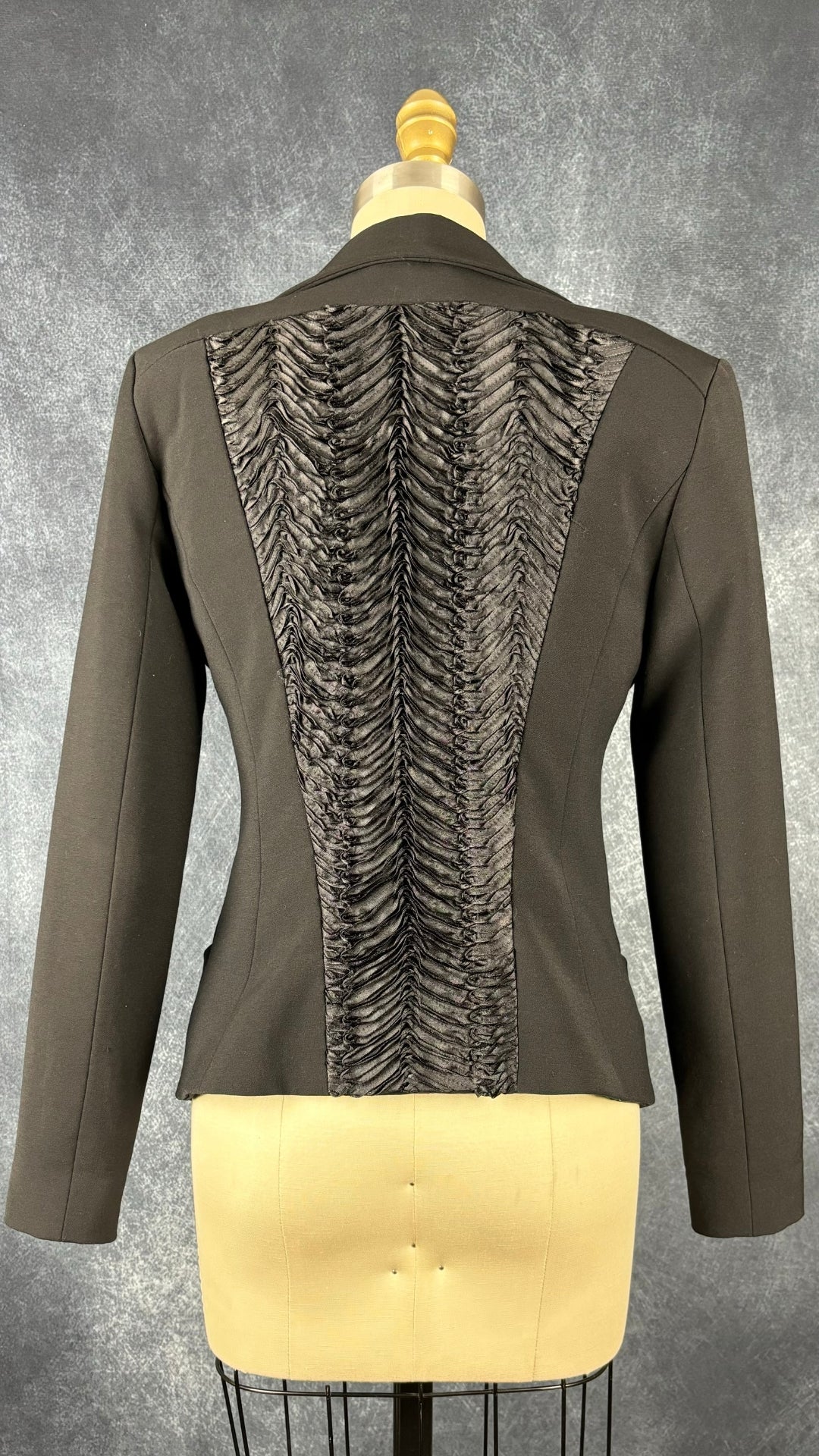 Blazer noir cintré dos plissé magnifique Eve Gravel, taille xs. Vue de dos.