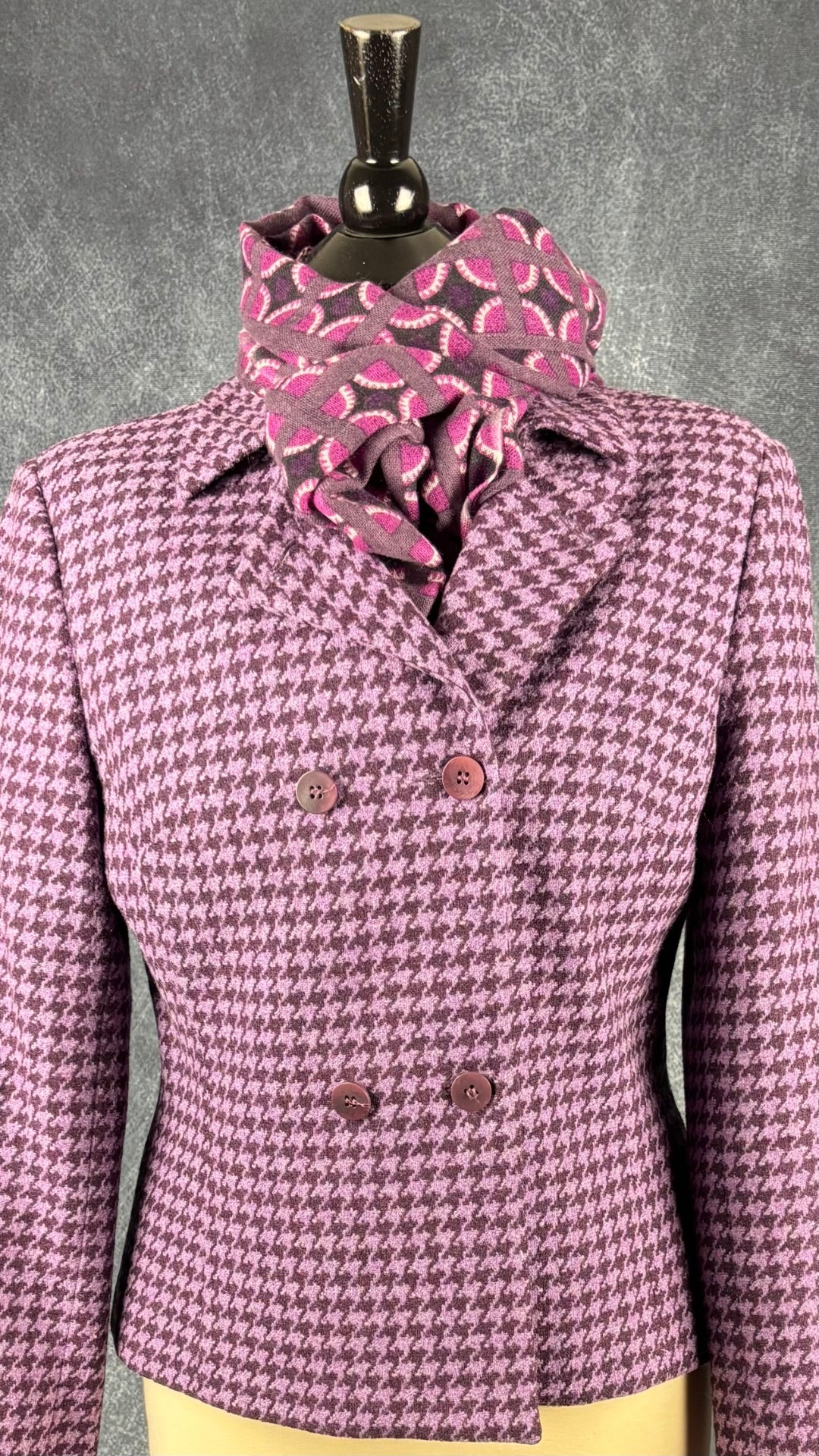 Blazer pied de poule mauve L'officiel, taille 8. Vue de l'agencement avec le foulard en laine et cachemire.
