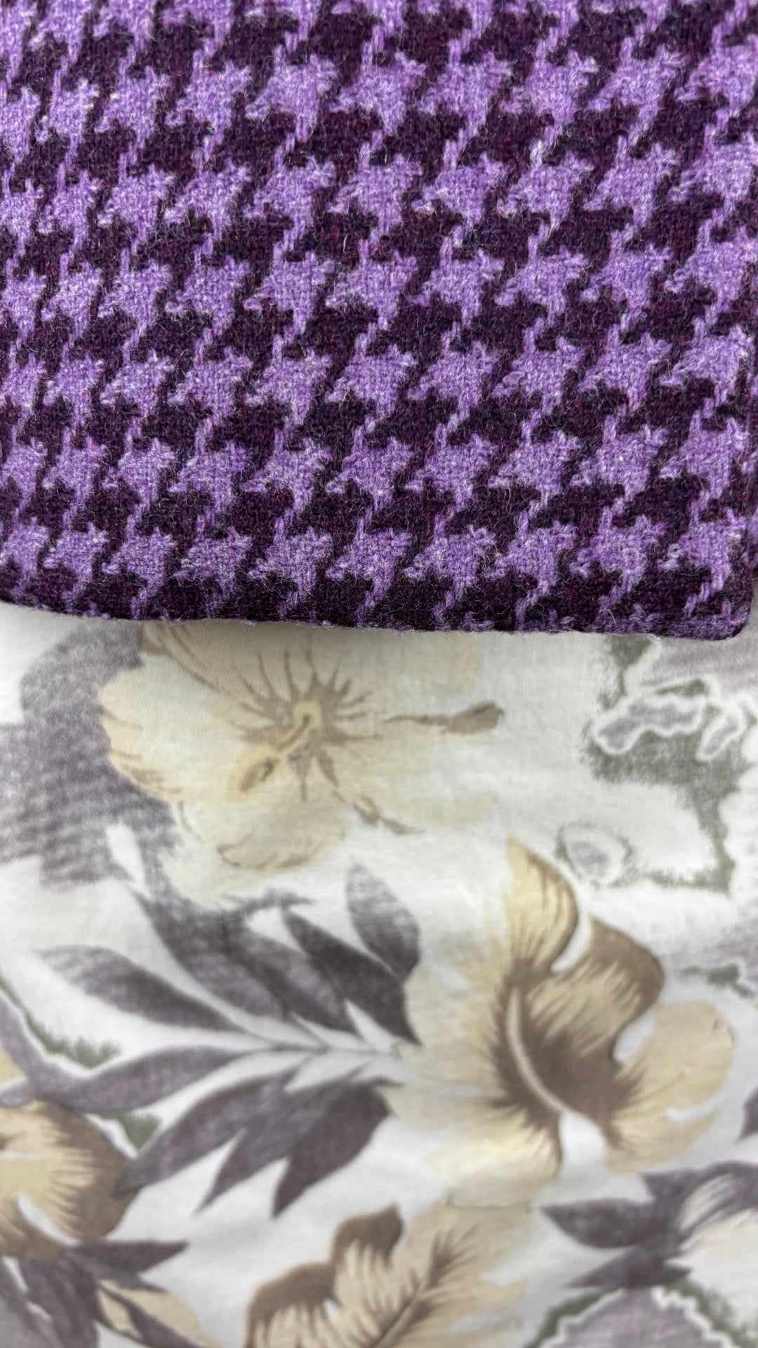 Blazer pied de poule mauve L'officiel, taille 8. Vue de près des tissus avec la jupe florale Lisette L.