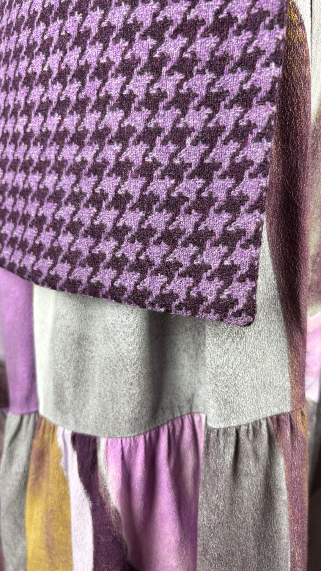 Blazer pied de poule mauve L'officiel, taille 8. Vue de près des tissus avec la robe paysanne Wilfred.