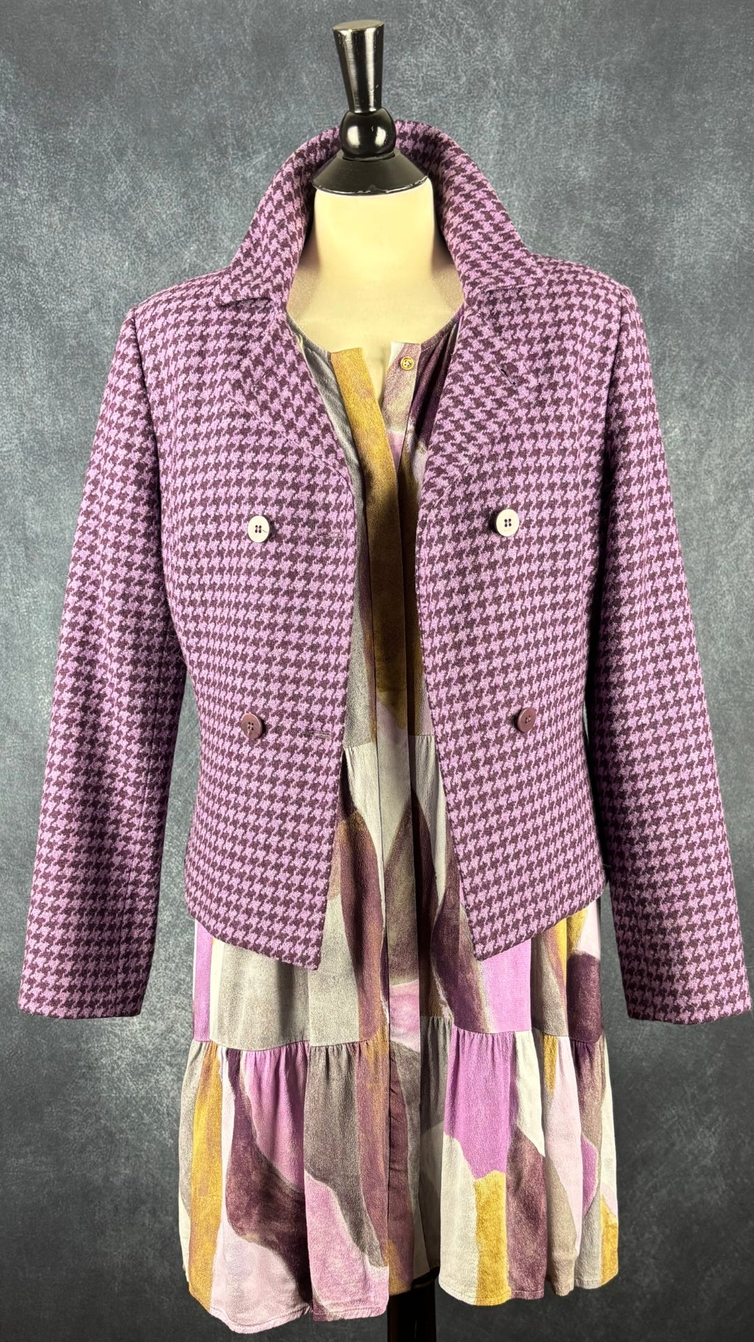 Blazer pied de poule mauve L'officiel, taille 8. Vue de l'agencement avec la robe paysanne Wilfred.