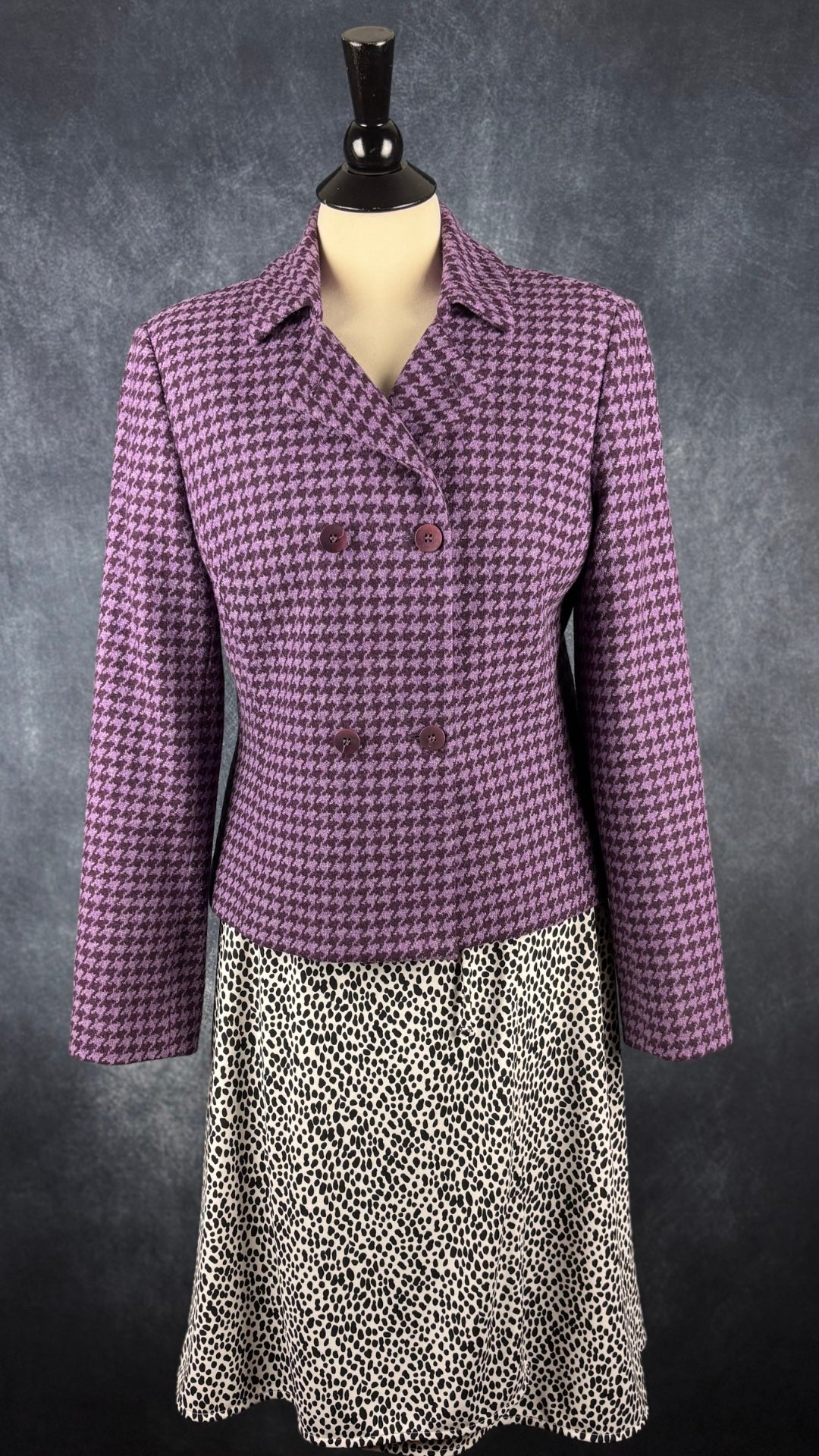Blazer pied de poule mauve L'officiel, taille 8. Vue de l'agencement avec la robe portefeuille Banana Republic.