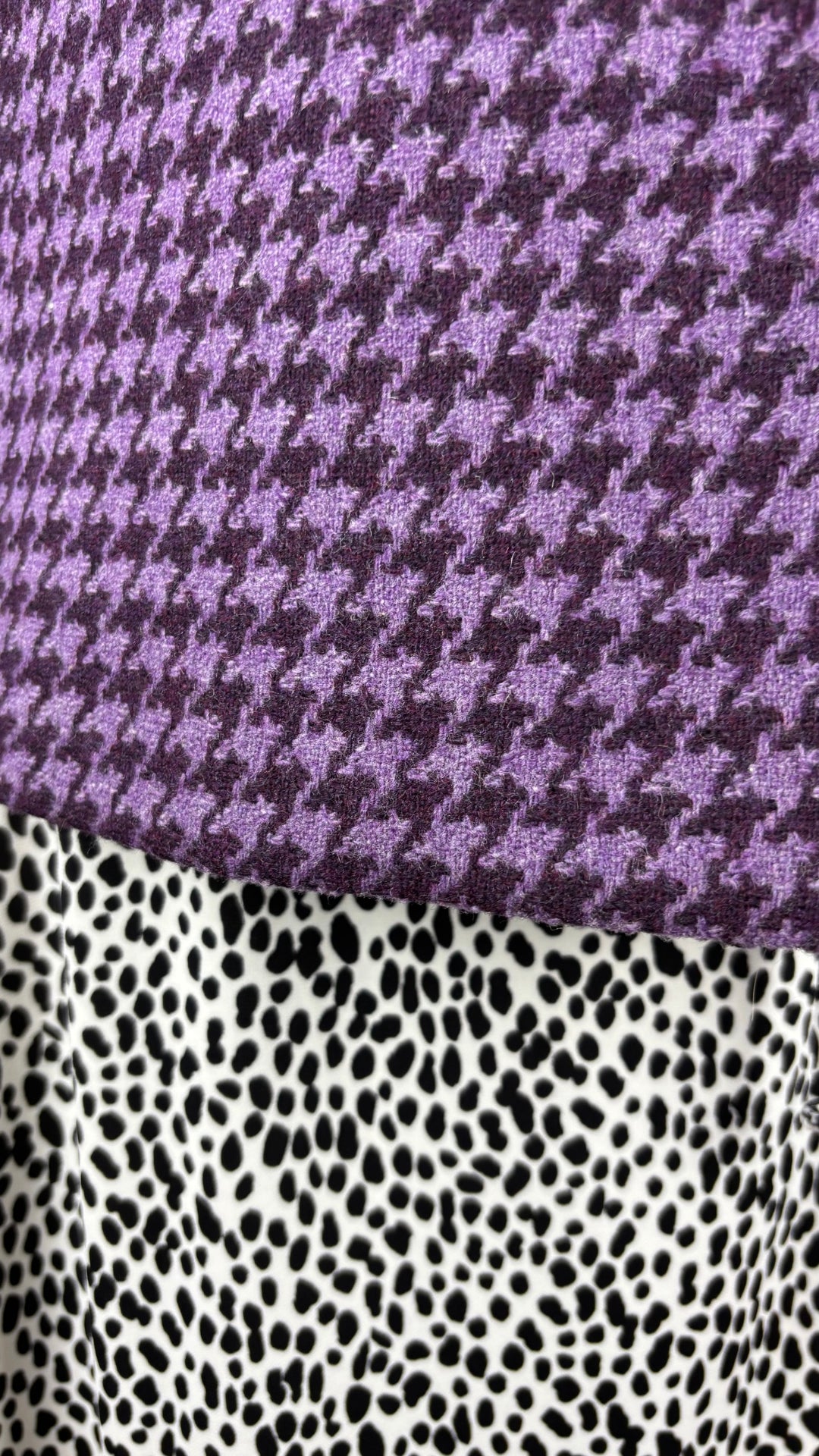 Blazer pied de poule mauve L'officiel, taille 8. Vue de près des tissus avec la robe portefeuille à pois Banana Republic.