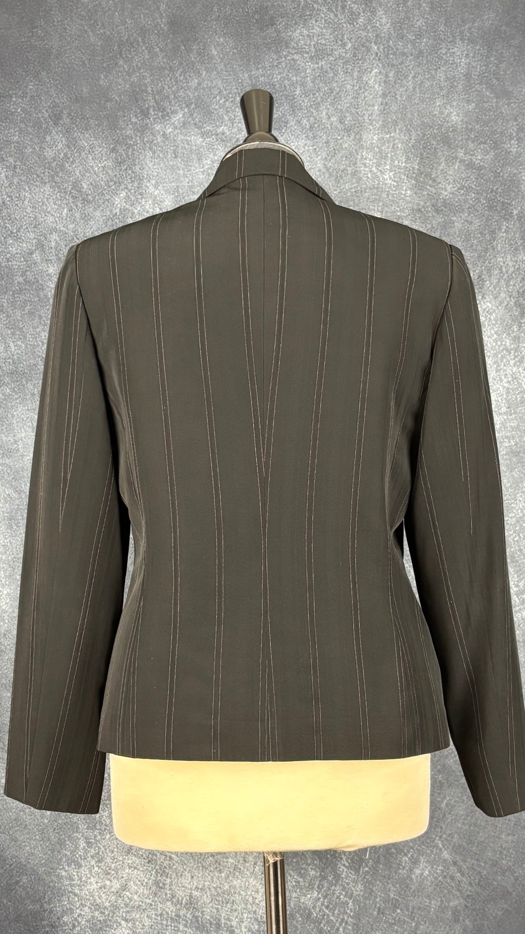 Blazer noir à rayures lavable et fait au Canada, Tilley, taille 8. Vue de dos.