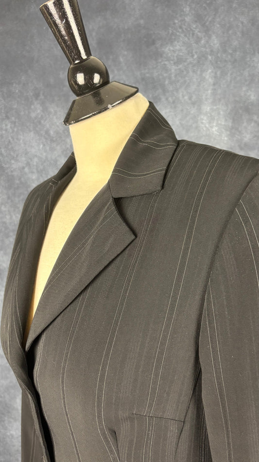 Blazer noir à rayures lavable et fait au Canada, Tilley, taille 8. Vue de l'encolure.