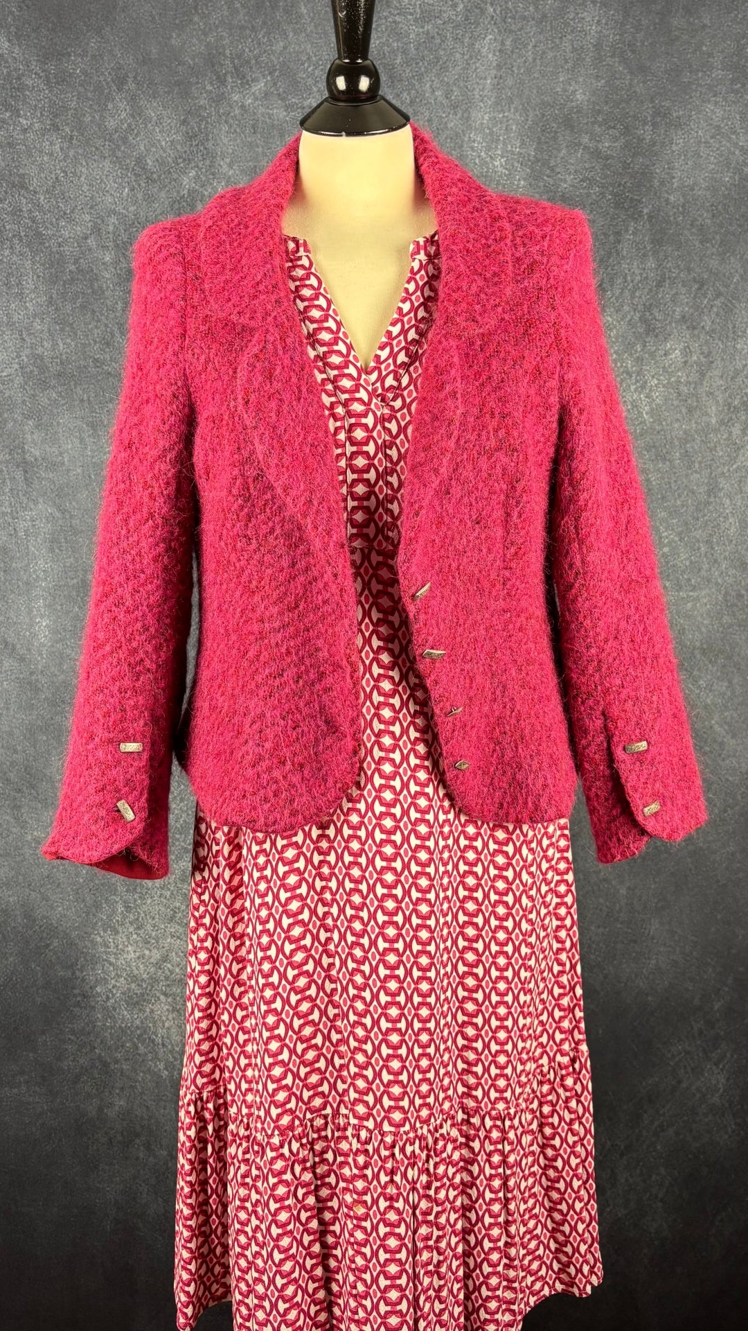 Blazer luxueux magnifique rose framboise en mélange de laine Isabelle Elie Boutique, taille large (m). Vue de l'agencement avec la robe à motifs Olsen.