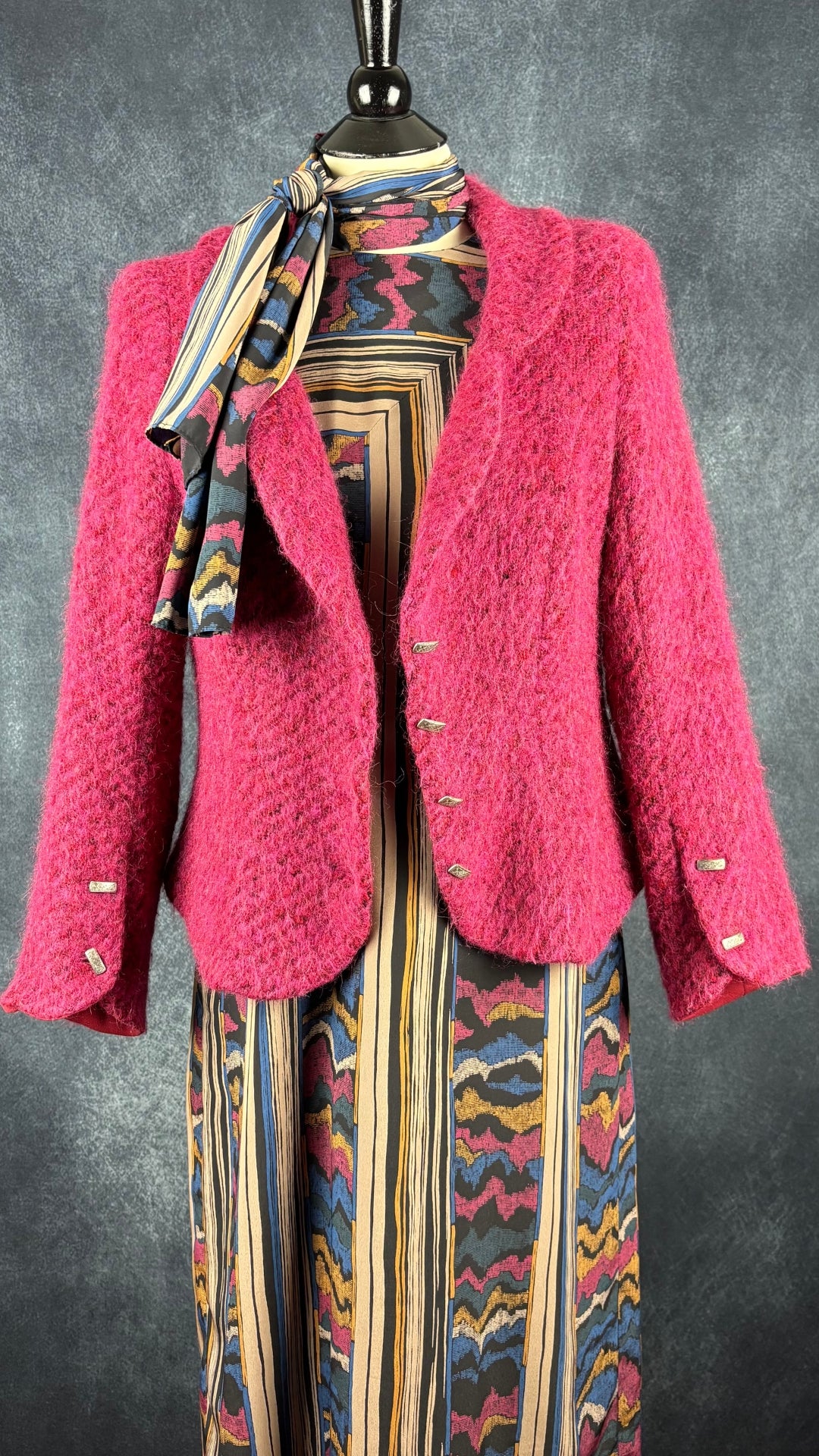 Blazer luxueux magnifique rose framboise en mélange de laine Isabelle Elie Boutique, taille large (m). Vue de l'agencement avec la robe vintage Maison Missy House.
