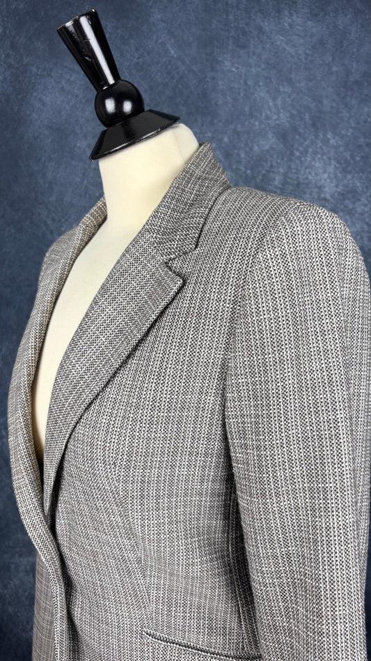Blazer en tweed léger teintes de gris Teenflo, taille 8. Vue de l'encolure.